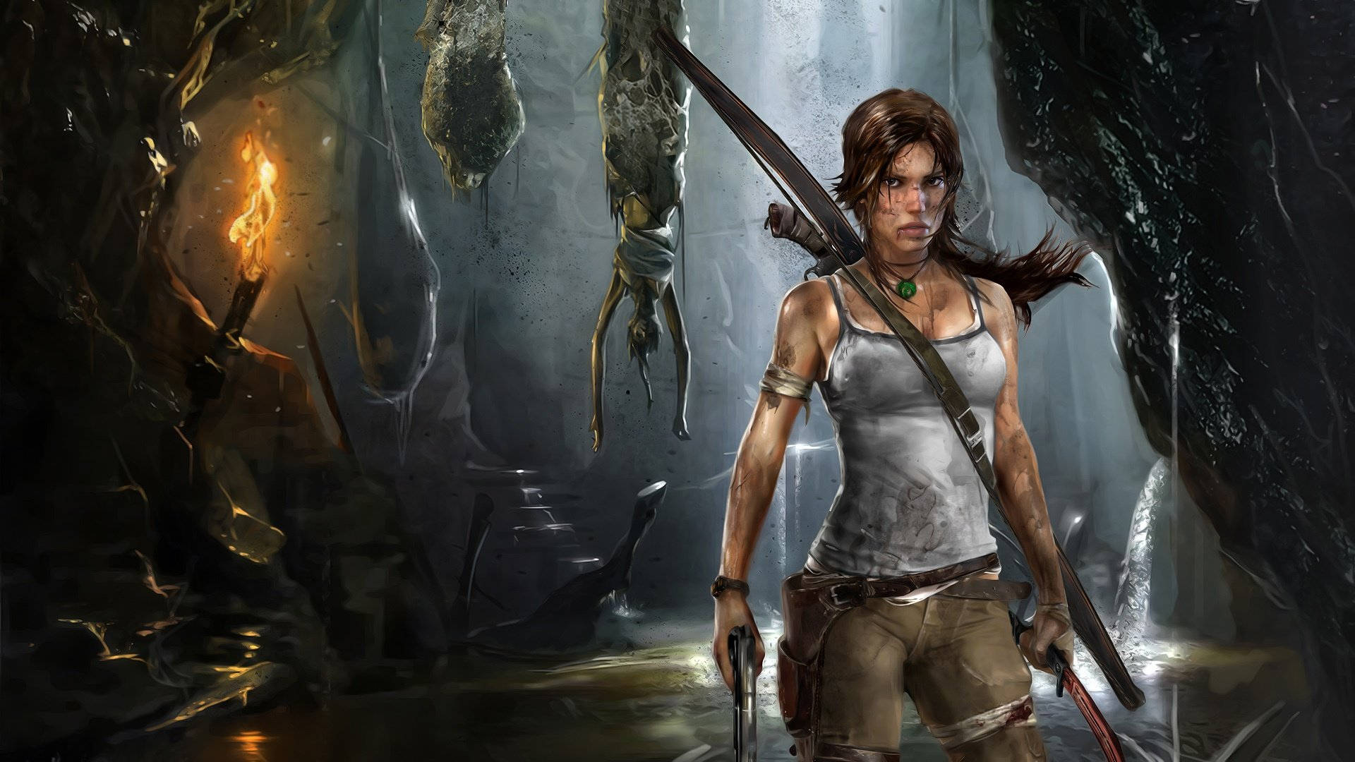 Lara Croft 桌布 壁紙 — 蘿拉·卡芙特站在一個黑暗的洞穴中，手持弓和手槍，火炬在潮濕的石牆和懸掛的屍體上投射出溫暖的光芒。