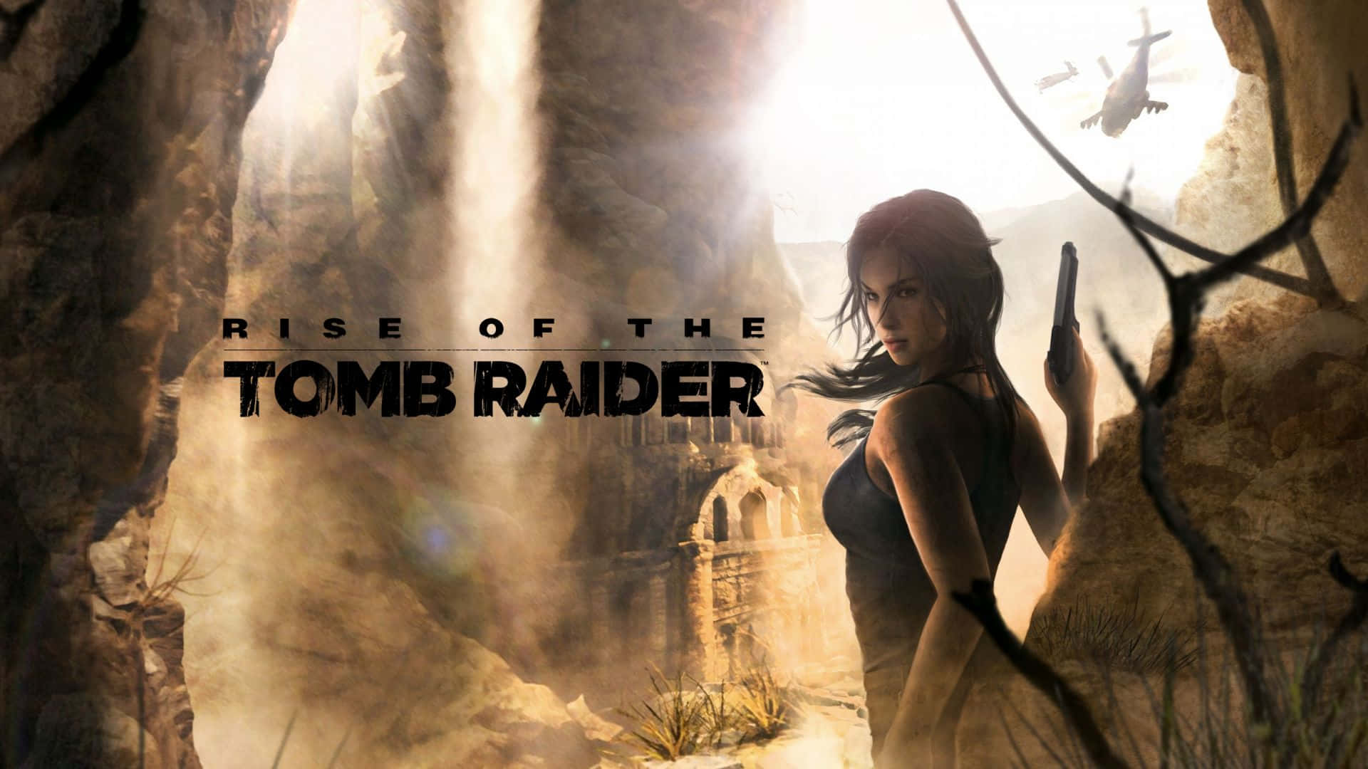Lara Croft 桌布 壁紙 — 蘿拉·卡芙特站在陽光照耀的峽谷中，手持手槍，頭頂有直升機飛過，背景是古代遺跡。