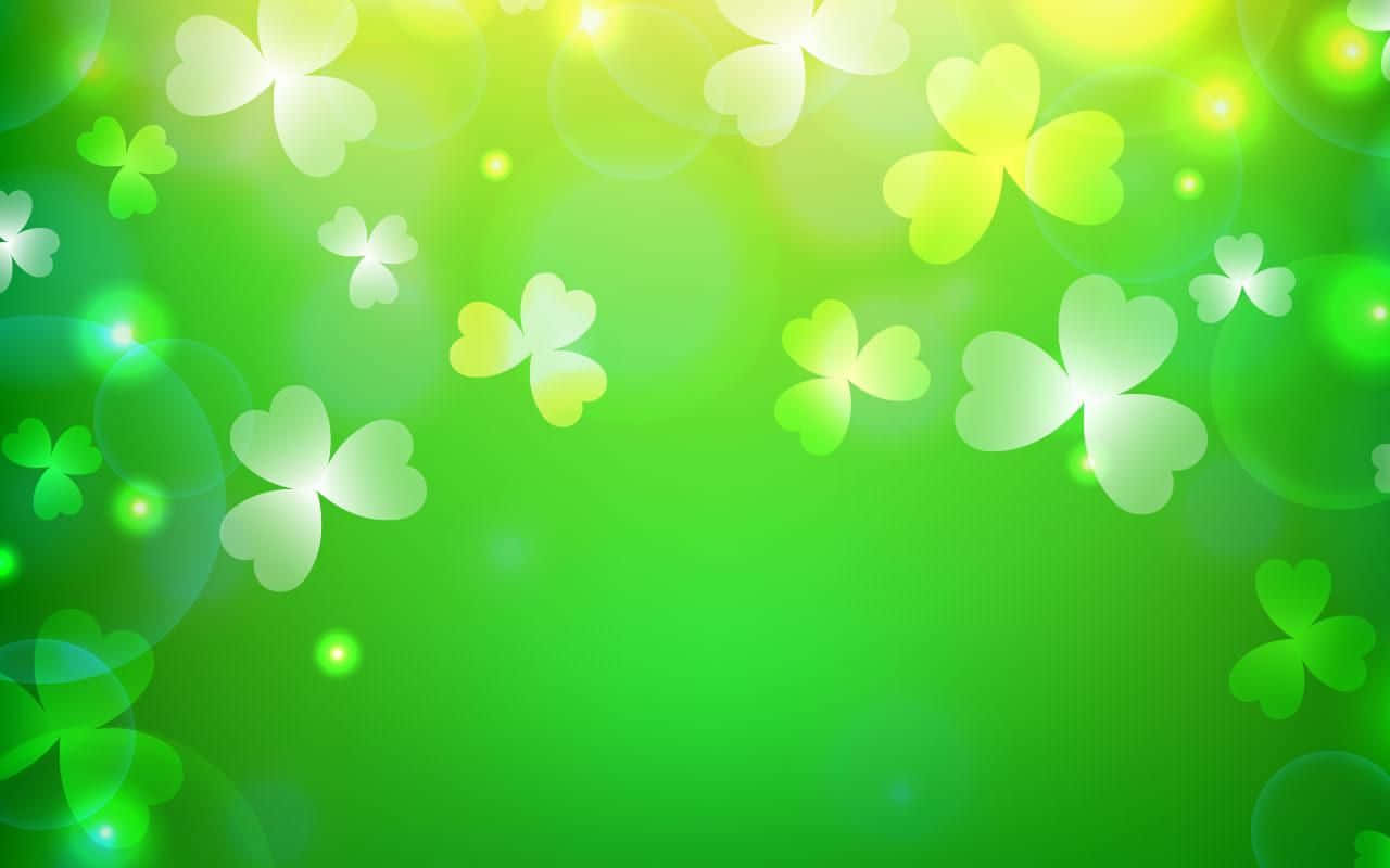 Shamrock 桌布 壁紙 — 虹彩三葉草漂浮在發光的漸變綠色場地中，帶有柔和散景燈光。