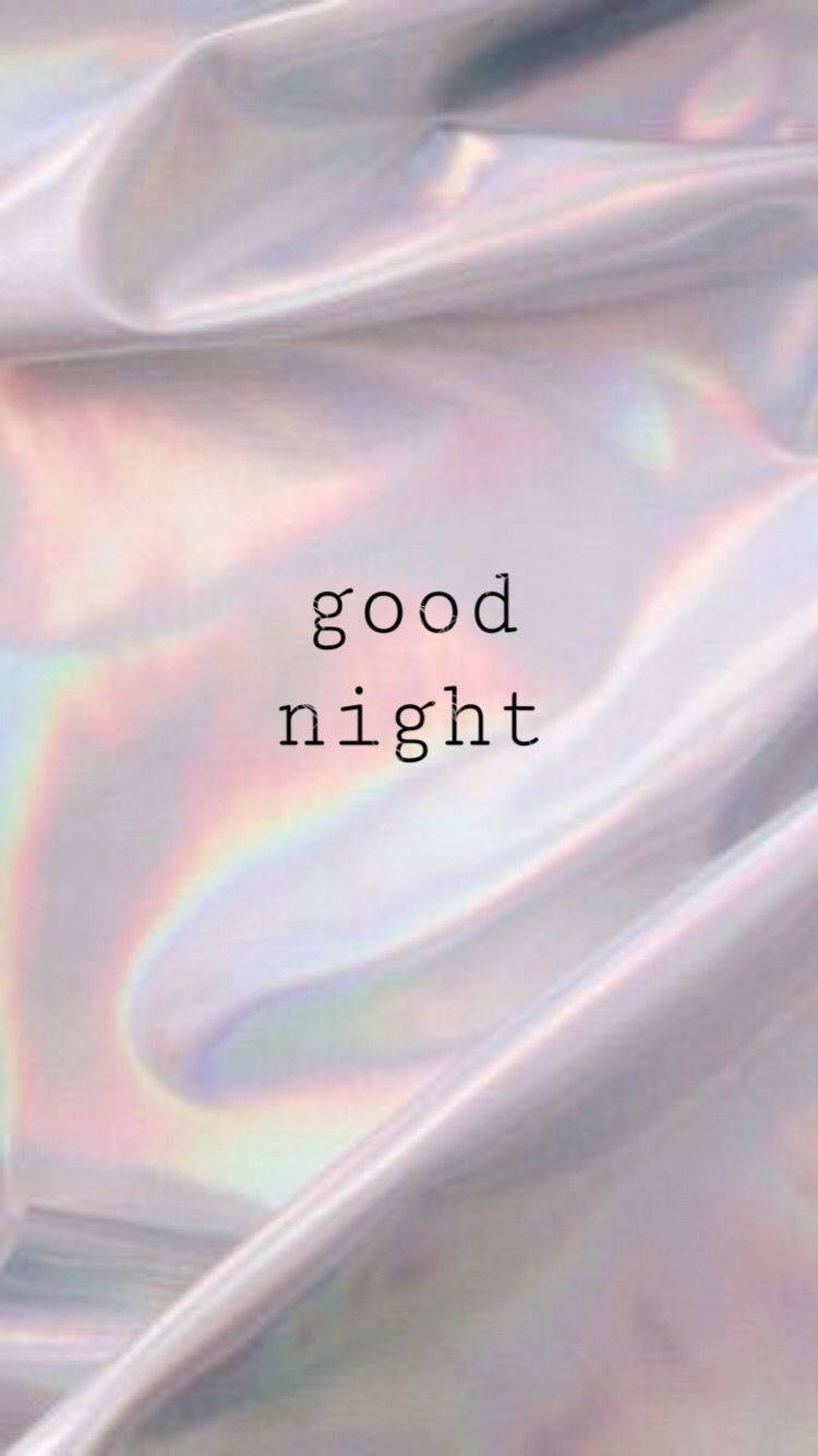 Good Night 桌布 壁紙 — 虹彩布料褶皺在柔和光線下閃爍著柔和的彩虹色調，中央有「晚安」文字。