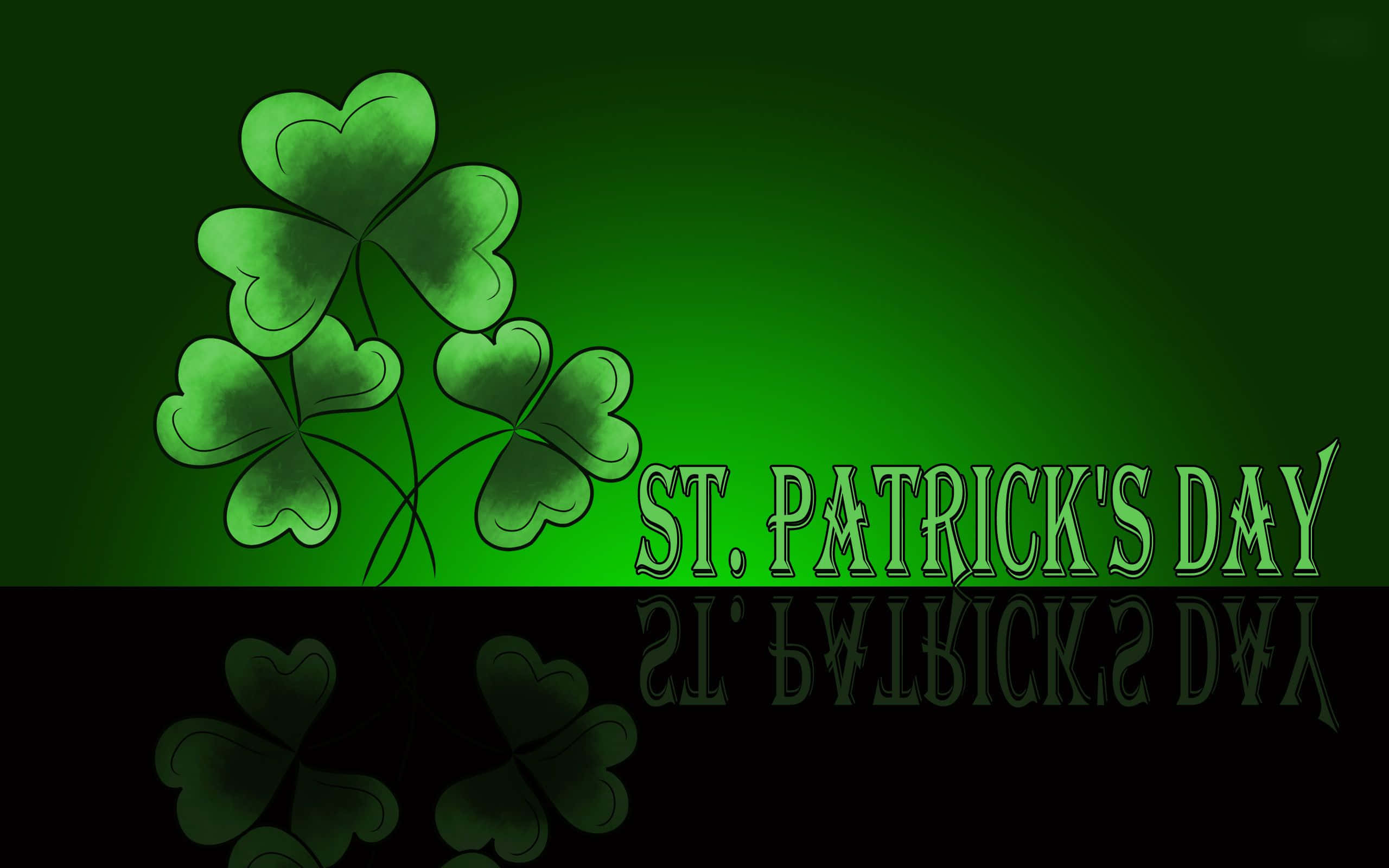 Saint Patricks Day 桌布 壁紙 — 虹彩綠色三葉草和節日文字在漸變綠色背景上發光，帶有鏡面反射。