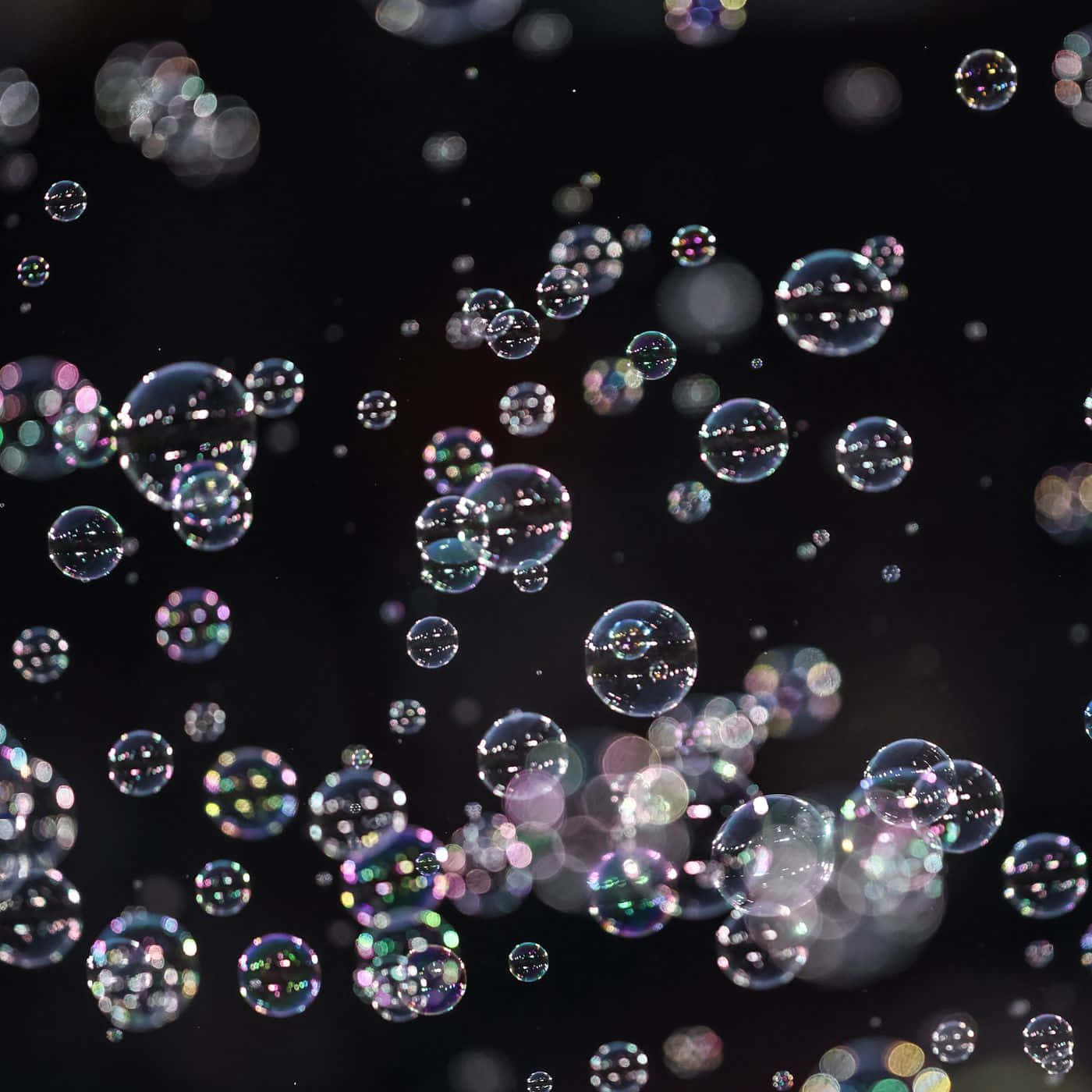 Bubble 桌布 壁紙 — 虹彩肥皂泡在深黑色背景上漂浮閃爍，營造出夢幻般的魔法氛圍。