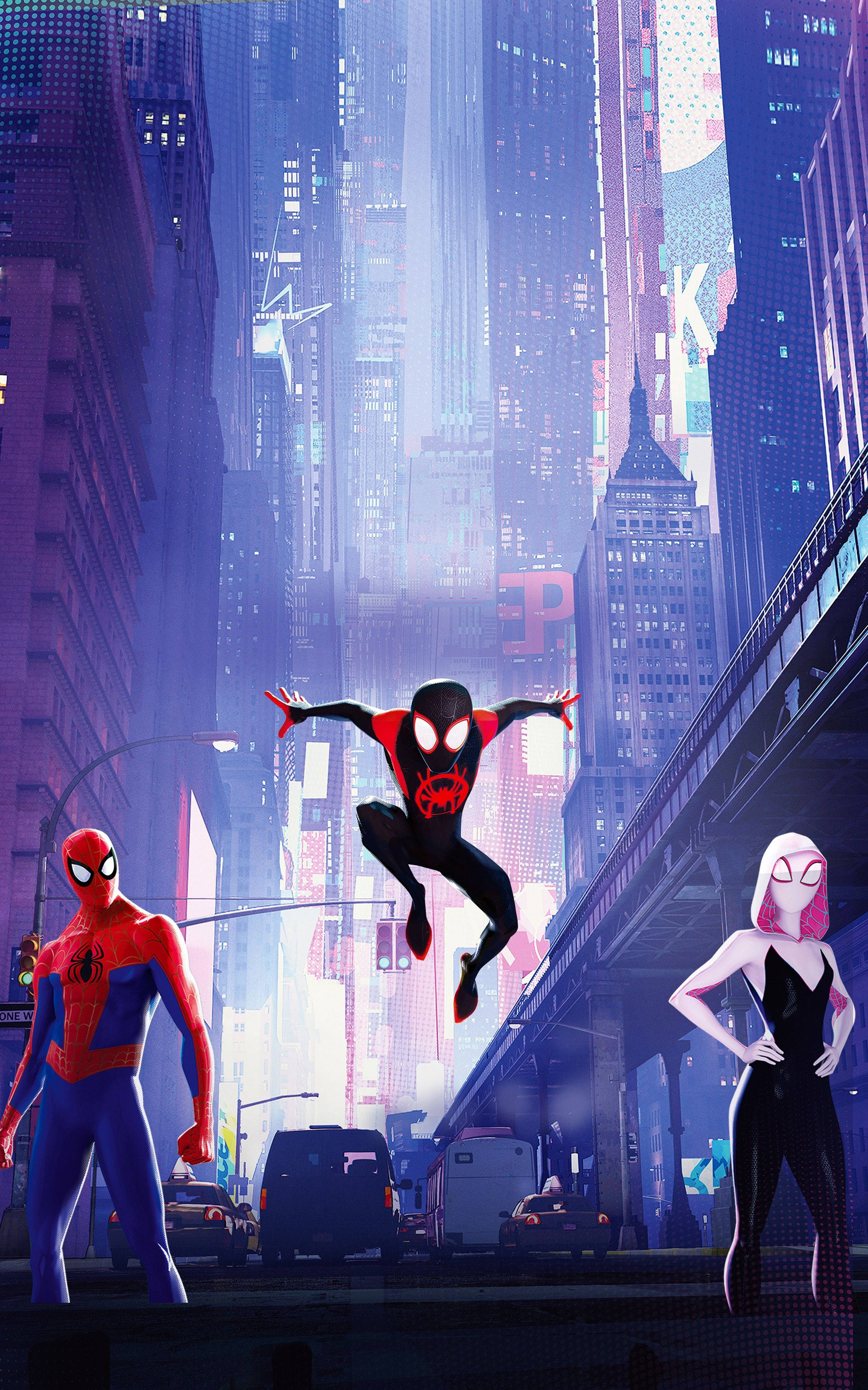 蜘蛛人：新宇宙 桌布 壁紙 — 蜘蛛人 Miles Morales 在霓虹燈照亮的未來城市景觀中擺盪，蜘蛛關和彼得帕克站在下方。