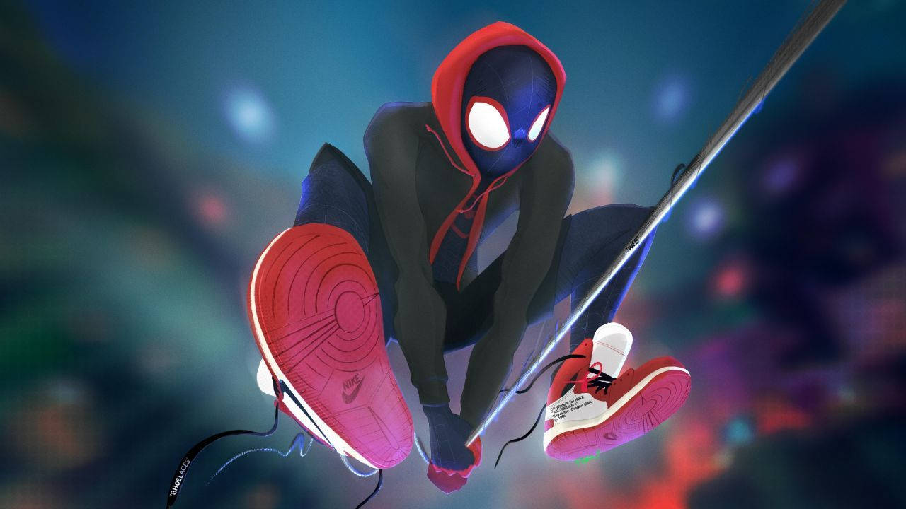 Into The Spider Verse 桌布 壁紙 — 蜘蛛人 Miles Morales 在霓虹燈閃爍的城市景觀中動態擺盪，穿著發光的紅色運動鞋和蜘蛛網線。