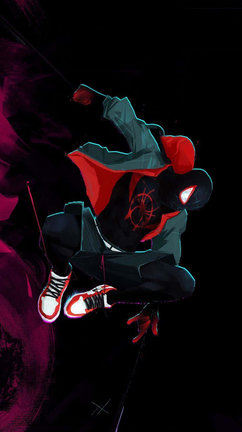 蜘蛛人 Miles Morales 在黑暗的城市夜景中擺盪。