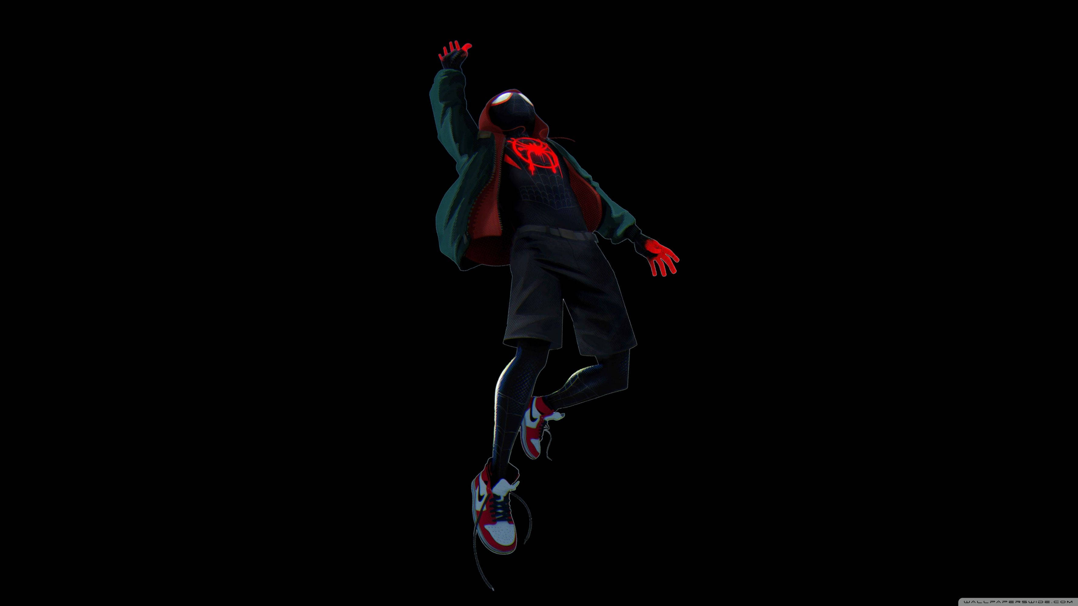 Into The Spider Verse 桌布 壁紙 — 蜘蛛人 邁爾斯·莫拉萊斯 在純黑背景上動態跳躍，帶有發光的紅色蛛網和運動鞋。