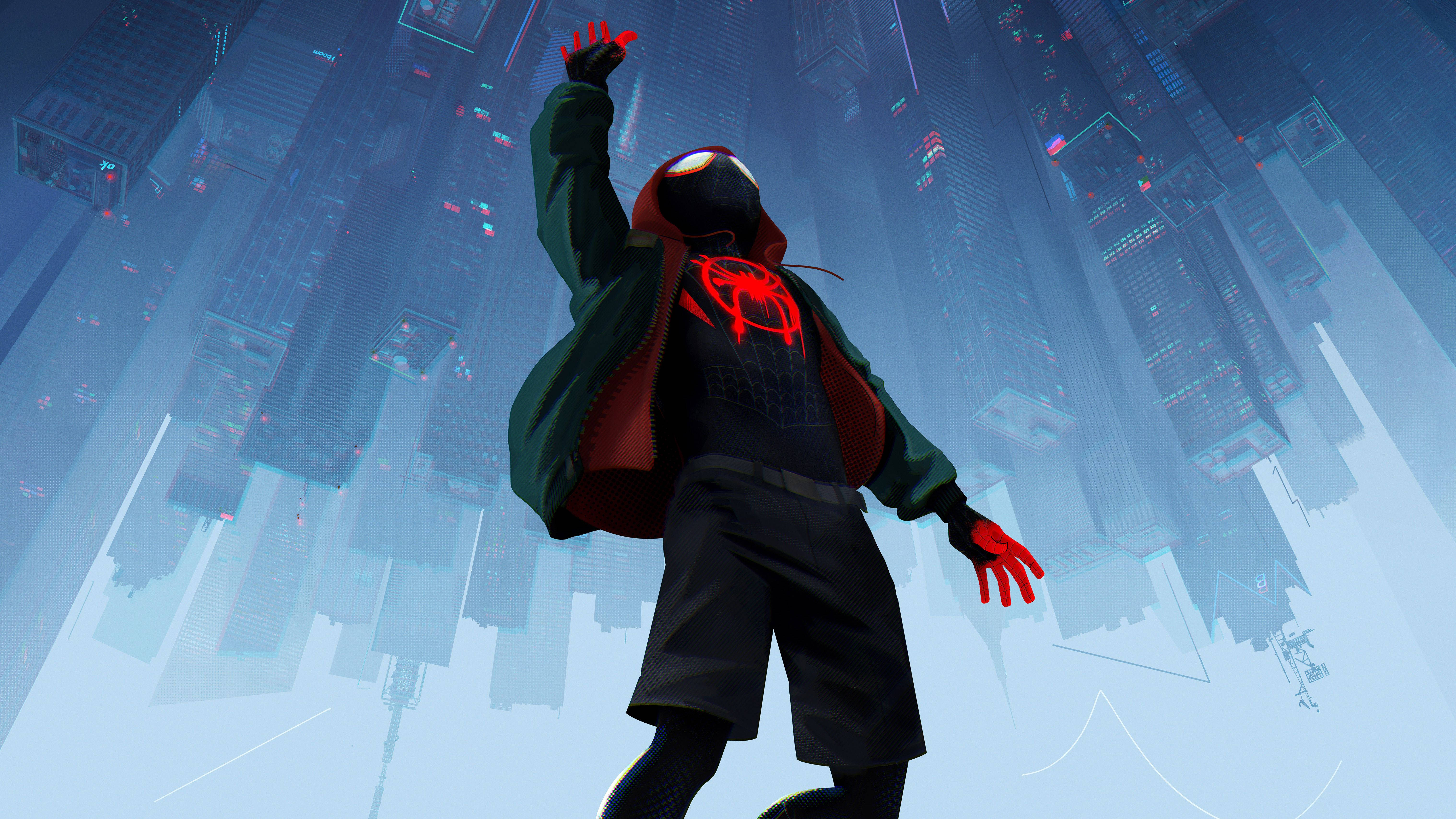 Spider Verse 桌布 壁紙 — 蜘蛛人 麥爾斯·莫拉雷斯站在一座摩天大樓的頂端，身處一個充滿霓虹燈和倒置建築的未來城市景觀中。