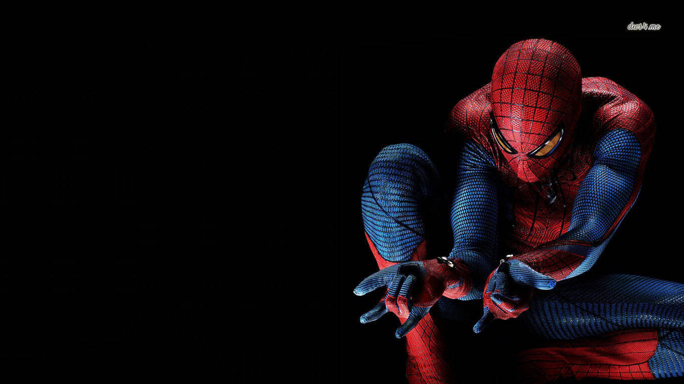 Spiderman 1366x768 桌布 壁紙 — 蜘蛛人以動感姿態蹲在純黑背景前，他的紅藍戰衣在戲劇性燈光下閃耀。