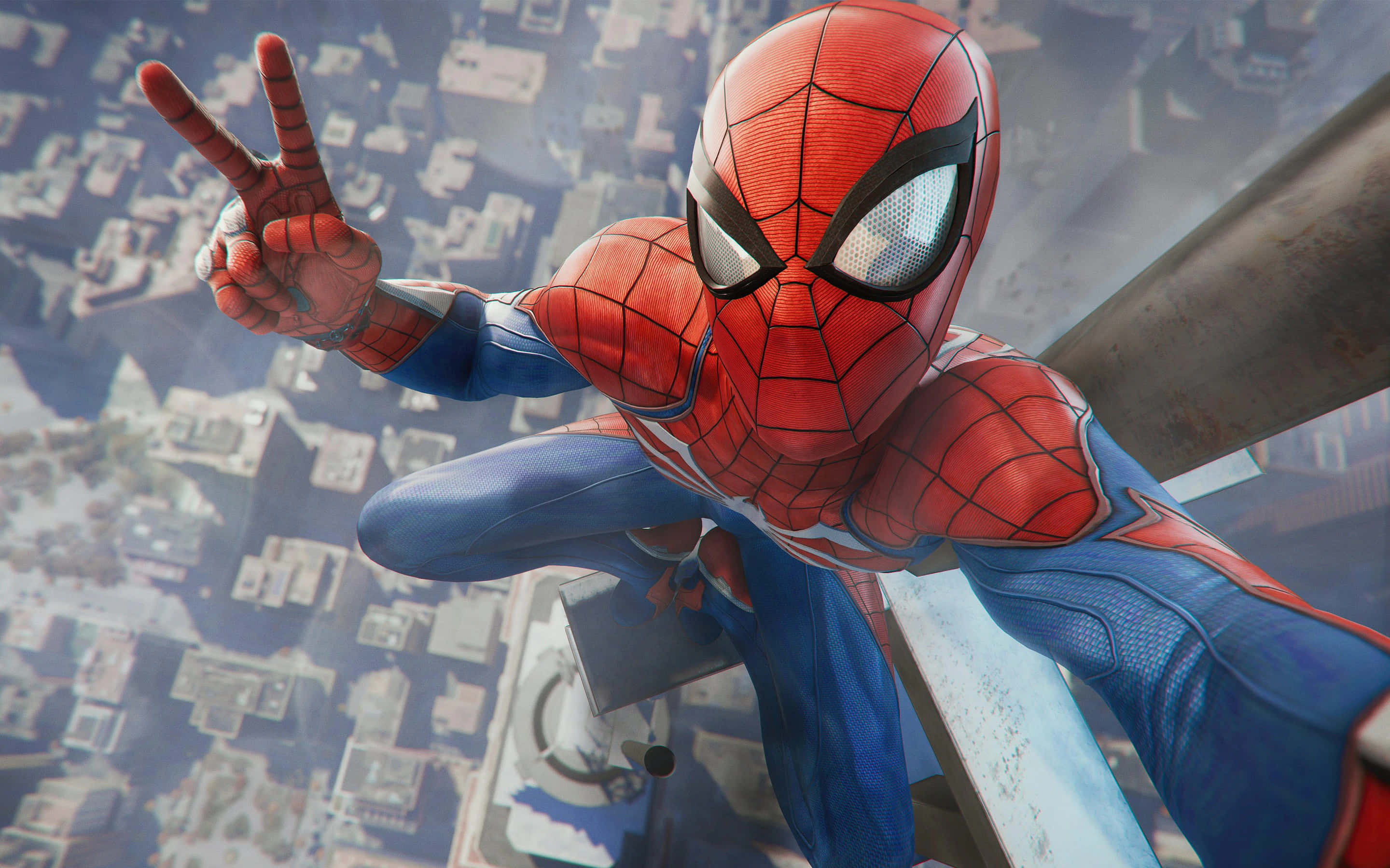 Superhero Video Games 桌布 壁紙 — 蜘蛛人倒掛在摩天大樓邊緣，俯瞰下方廣闊的城市景觀。