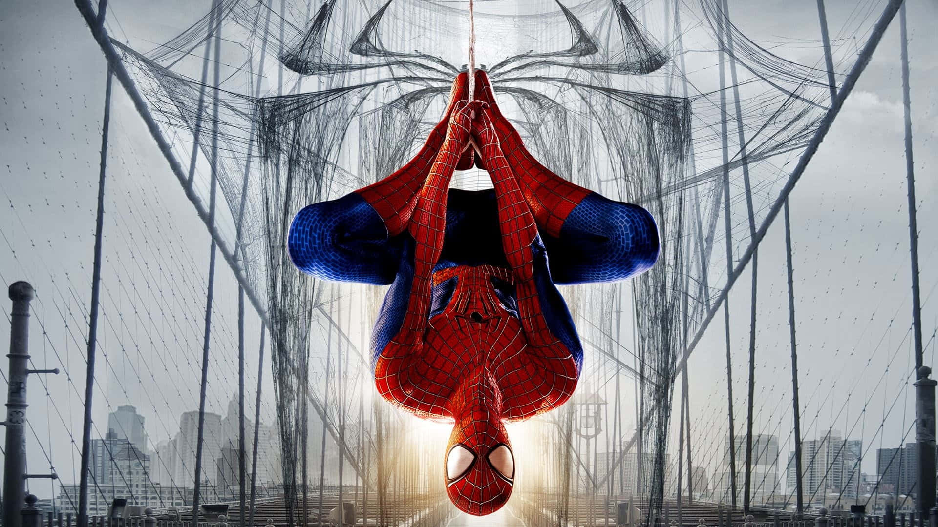 Spider-man Web Slinging 桌布 壁紙 — 蜘蛛人倒掛在橋樑纜索上，背景是城市天際線，帶有戲劇性的背光效果。