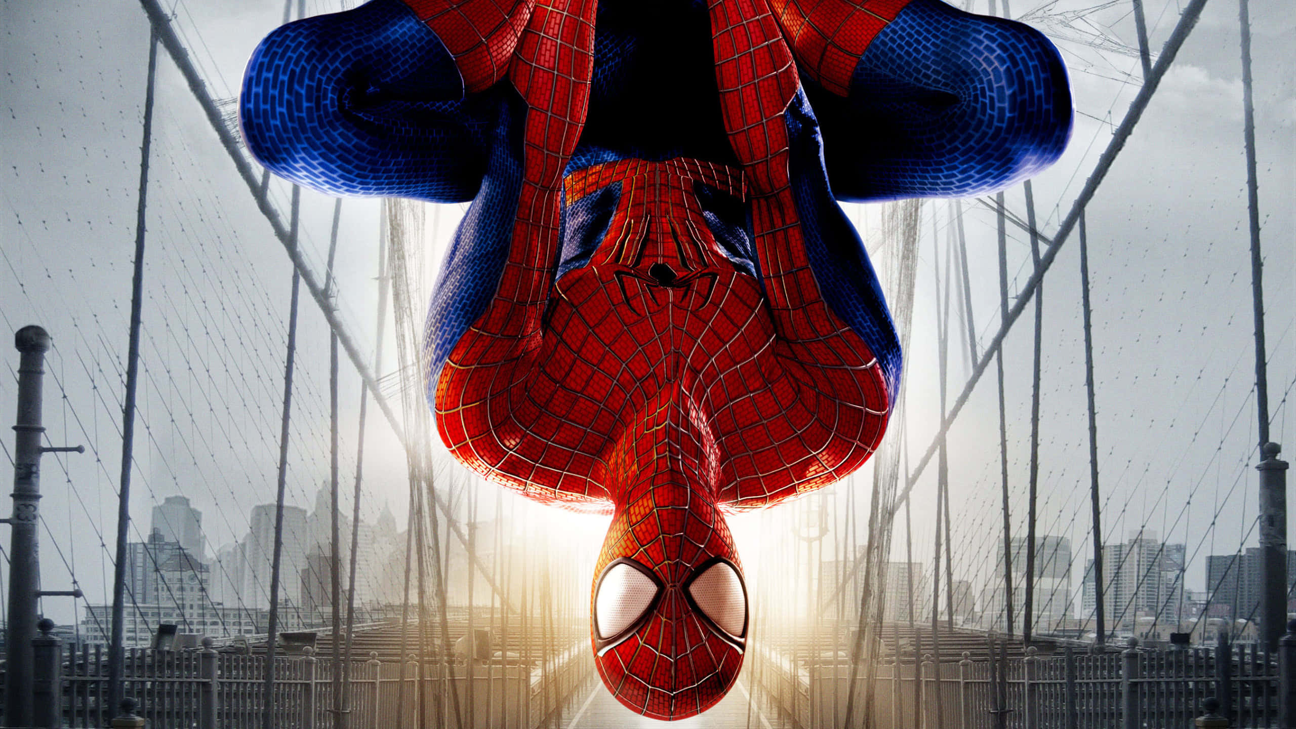 Spider Man Trilogy 桌布 壁紙 — 蜘蛛人倒掛在橋纜上，背景是朦朧的城市天際線和金色逆光。