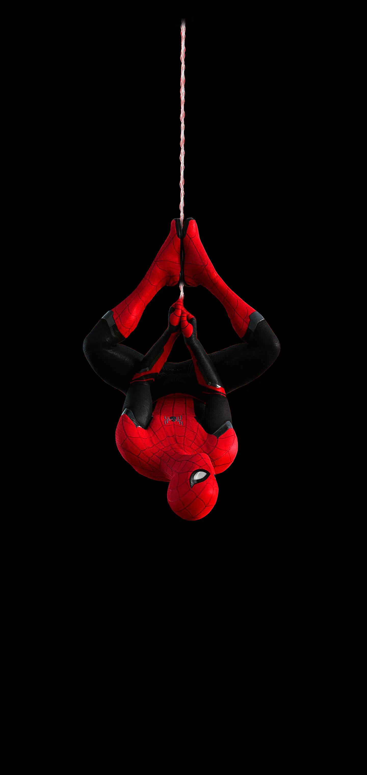 Spider Man 桌布 壁紙 — 蜘蛛人倒掛著抓住一條蛛絲，背景是純黑色。