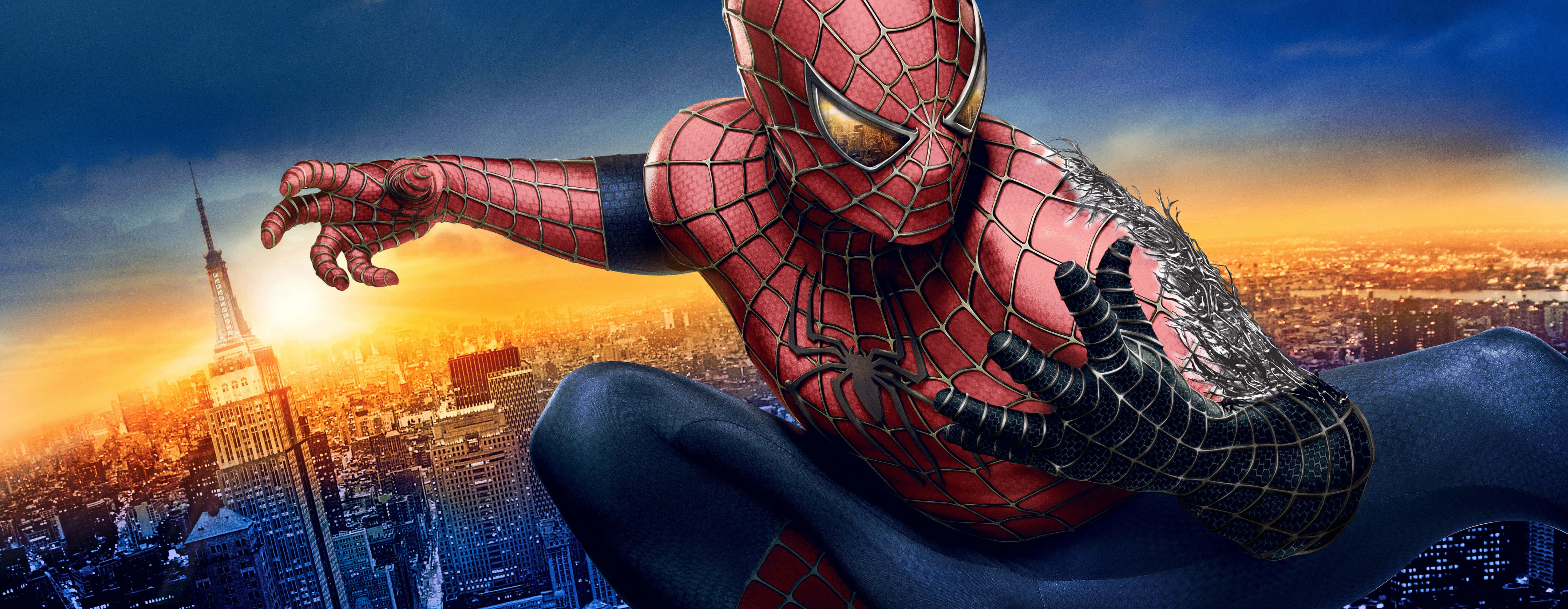 Spider Man 3 桌布 壁紙 — 蜘蛛人動態地蹲伏在日落時分發光的城市景觀之上，帝國大廈清晰可見。