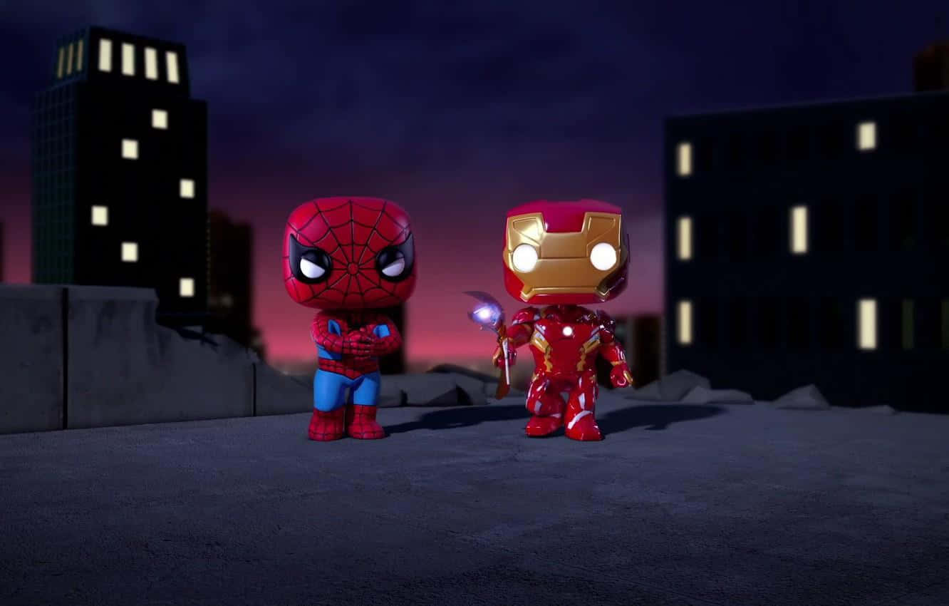 Iron Man Pop Figures 桌布 壁紙 — 蜘蛛人和鋼鐵人人偶在黃昏時分站在屋頂上，背景是城市天際線和發光的窗戶。