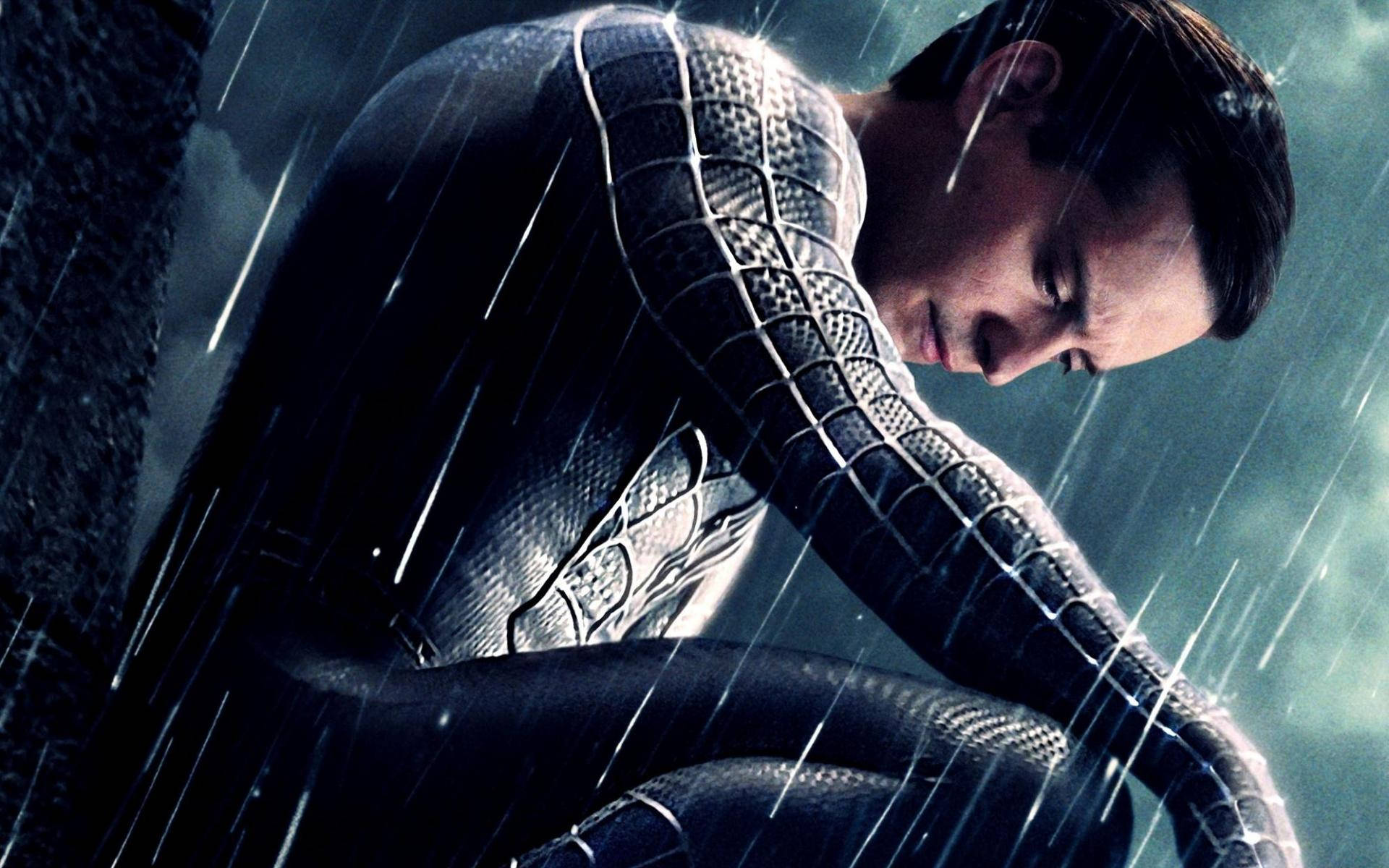 Tobey Maguire 桌布 壁紙 — 蜘蛛人在傾盆大雨中跪下，低頭，電影級特寫鏡頭。