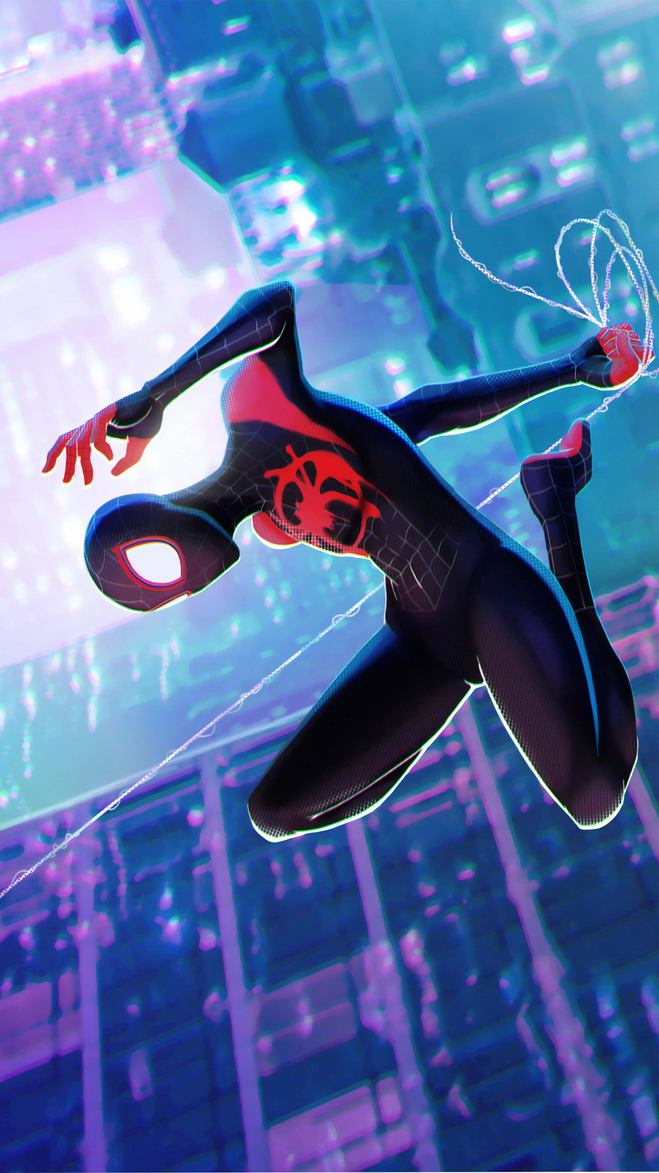 Miles Morales iPhone 桌布 壁紙 — 蜘蛛人在充滿霓虹燈光的未來城市景觀中擺盪，下方有發光的蜘蛛網線和賽博龐克摩天大樓。