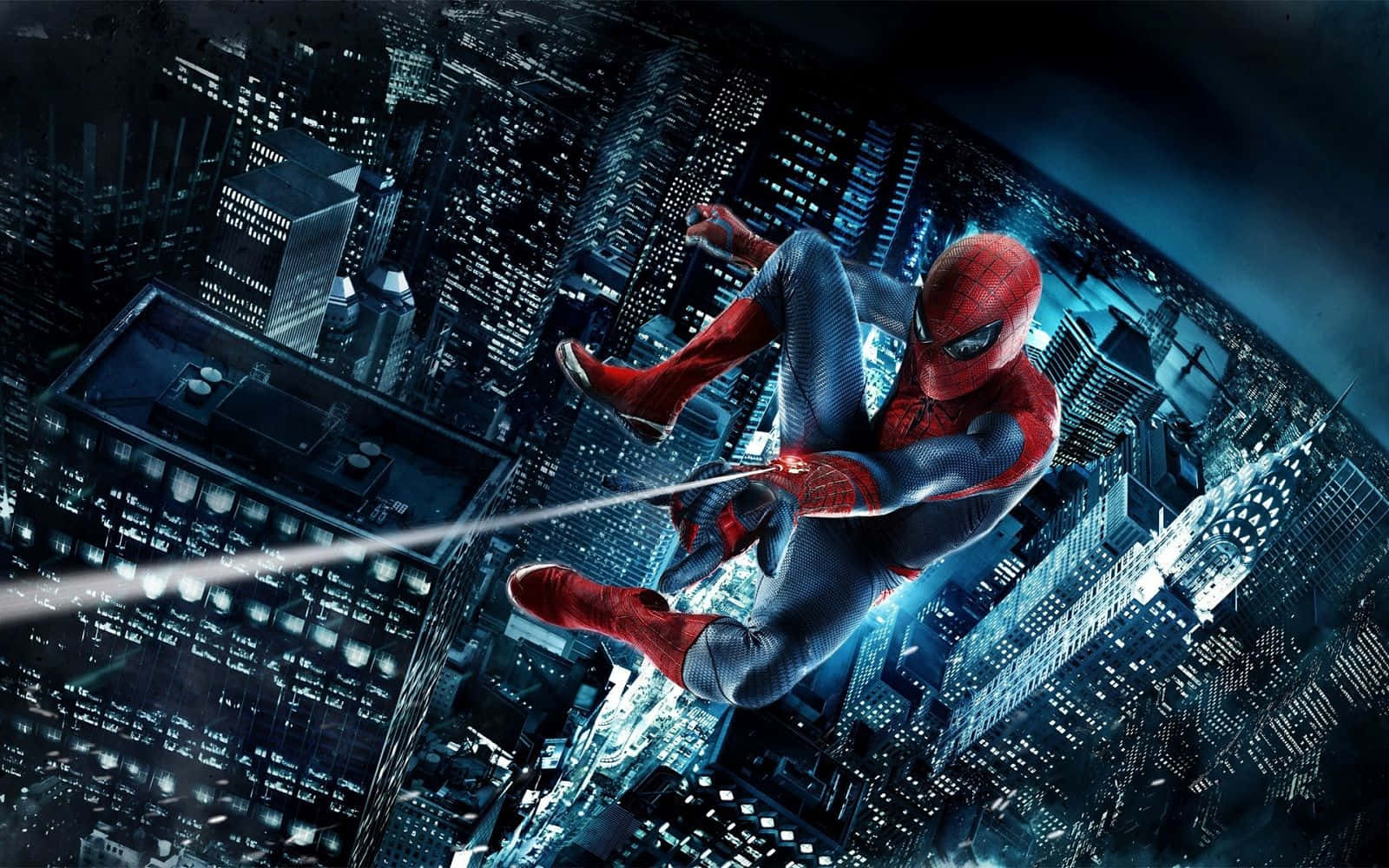 Web-slinging 桌布 壁紙 — 蜘蛛人在夜晚穿過霓虹燈閃爍的城市景觀，下方建築物閃閃發光。