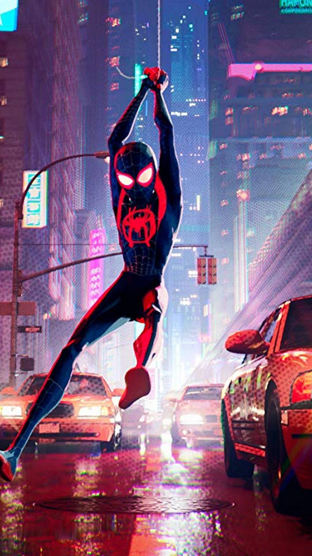 Into The Spider Verse 桌布 壁紙 — 蜘蛛人在夜晚穿過霓虹燈閃爍的雨景城市，雙眼發出紅光，潮濕的街道反射著光芒。