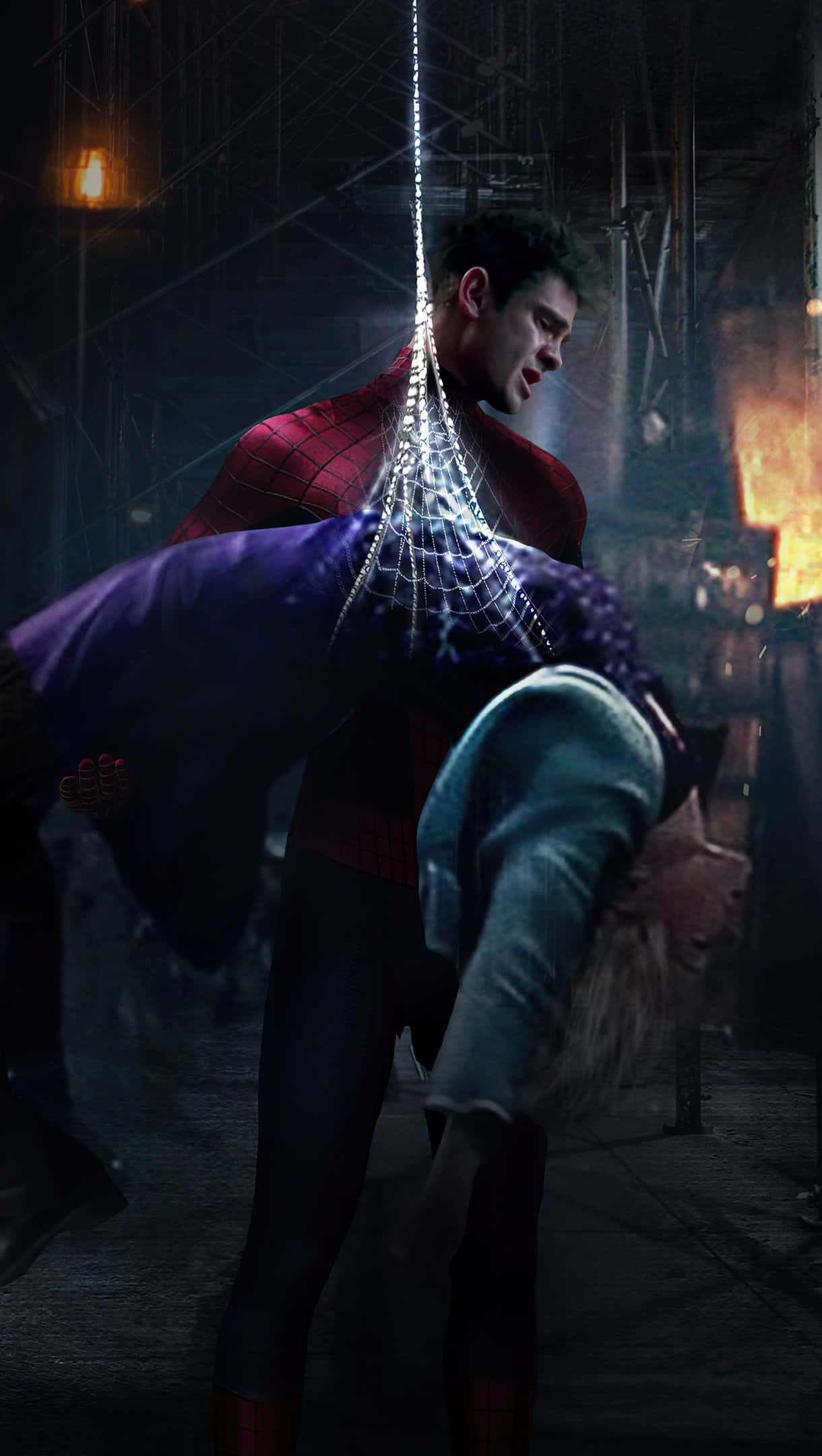 Andrew Garfield Spider Man 桌布 壁紙 — 蜘蛛人在夜晚穿過黑暗的工業小巷，用蜘蛛網接住一名墜落的女子，上演一場戲劇性的救援場景。