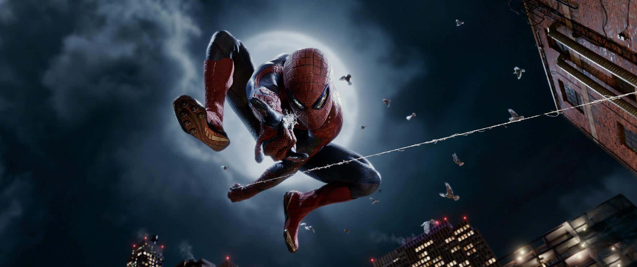 Spider Man 2 桌布 壁紙 — 蜘蛛人在夜間穿梭於城市天際線，背後一輪滿月，鳥兒飛翔。