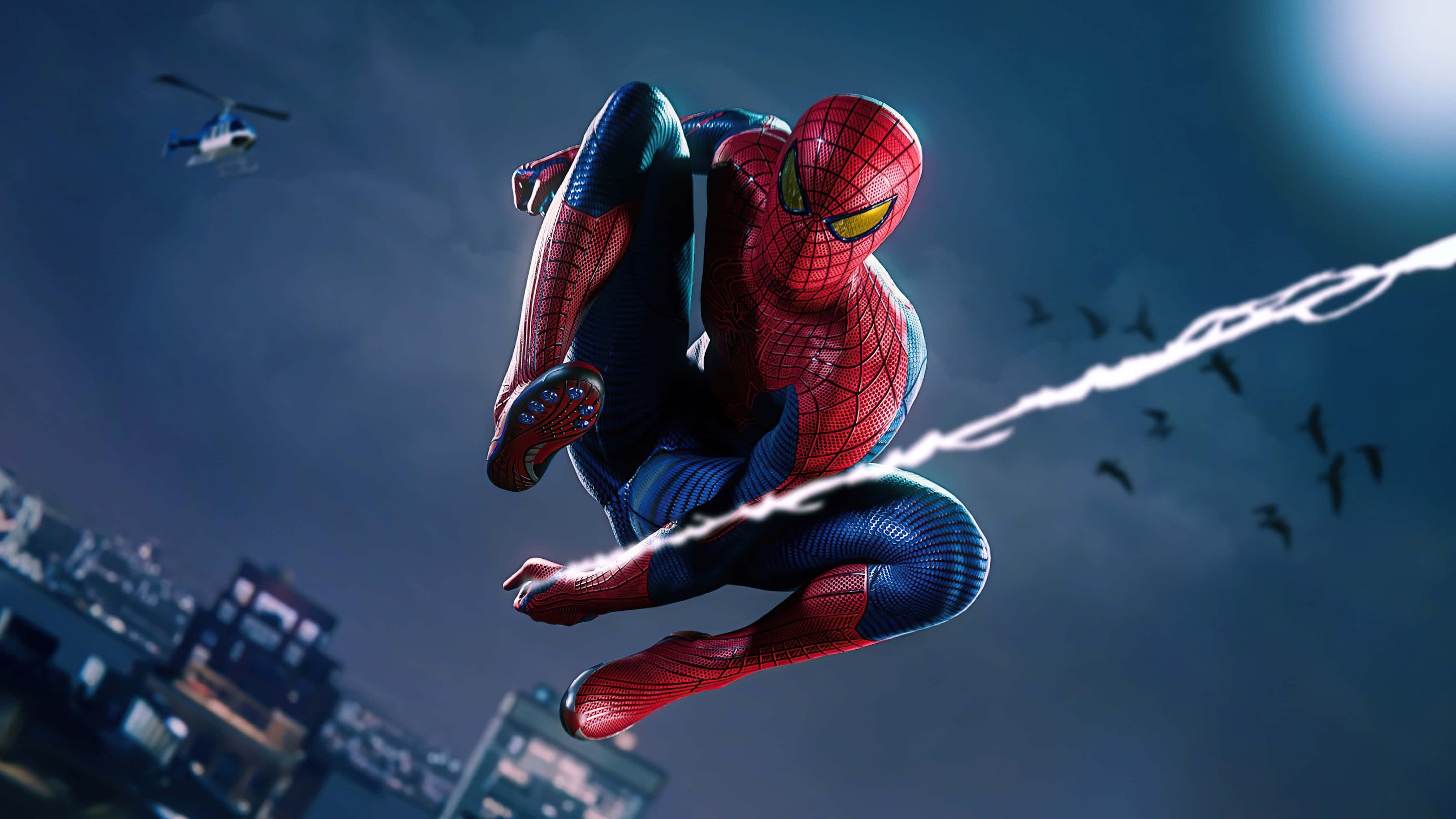Spider Man Cool 桌布 壁紙 — 蜘蛛人在夜間穿過黑暗的城市景觀，在飛鳥和遠處直升機的背景下發射蜘蛛網。