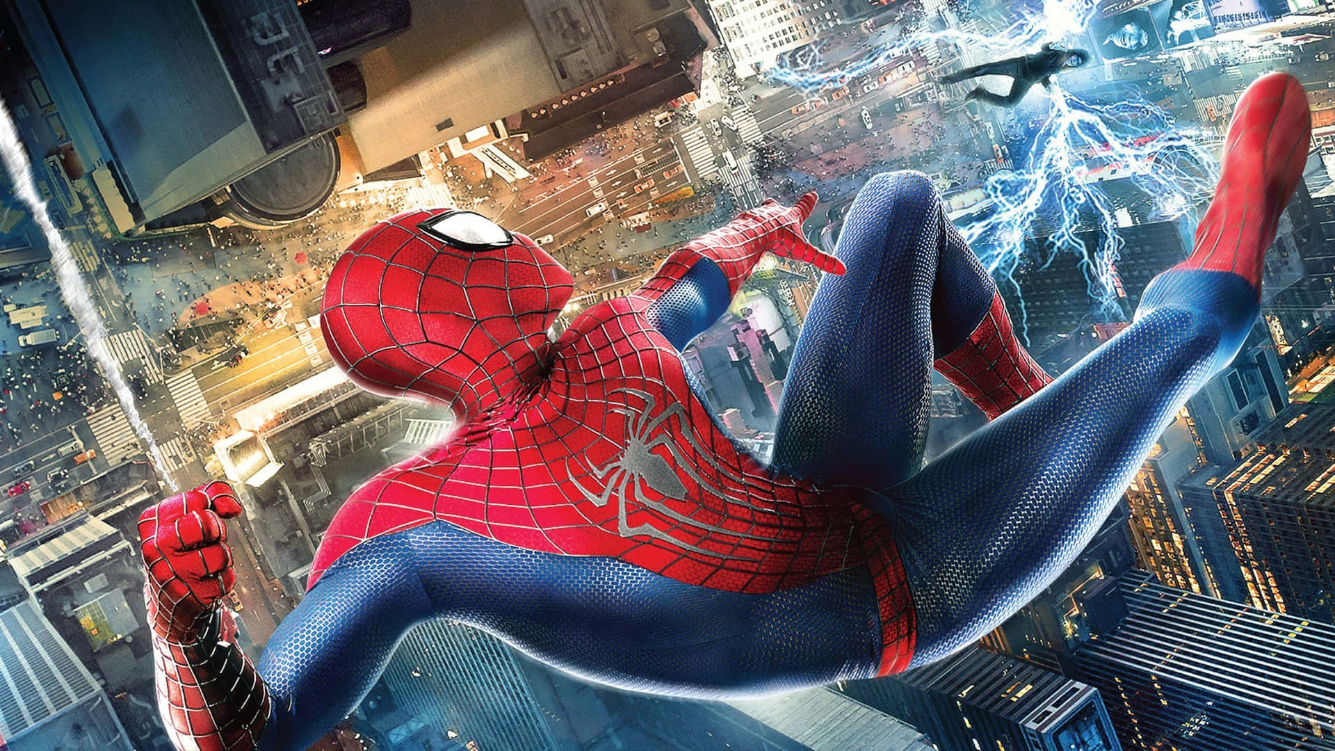 Spider Man 2 桌布 壁紙 — 蜘蛛人在廣闊的城市景觀上動態擺盪，背景中閃電劈啪作響。
