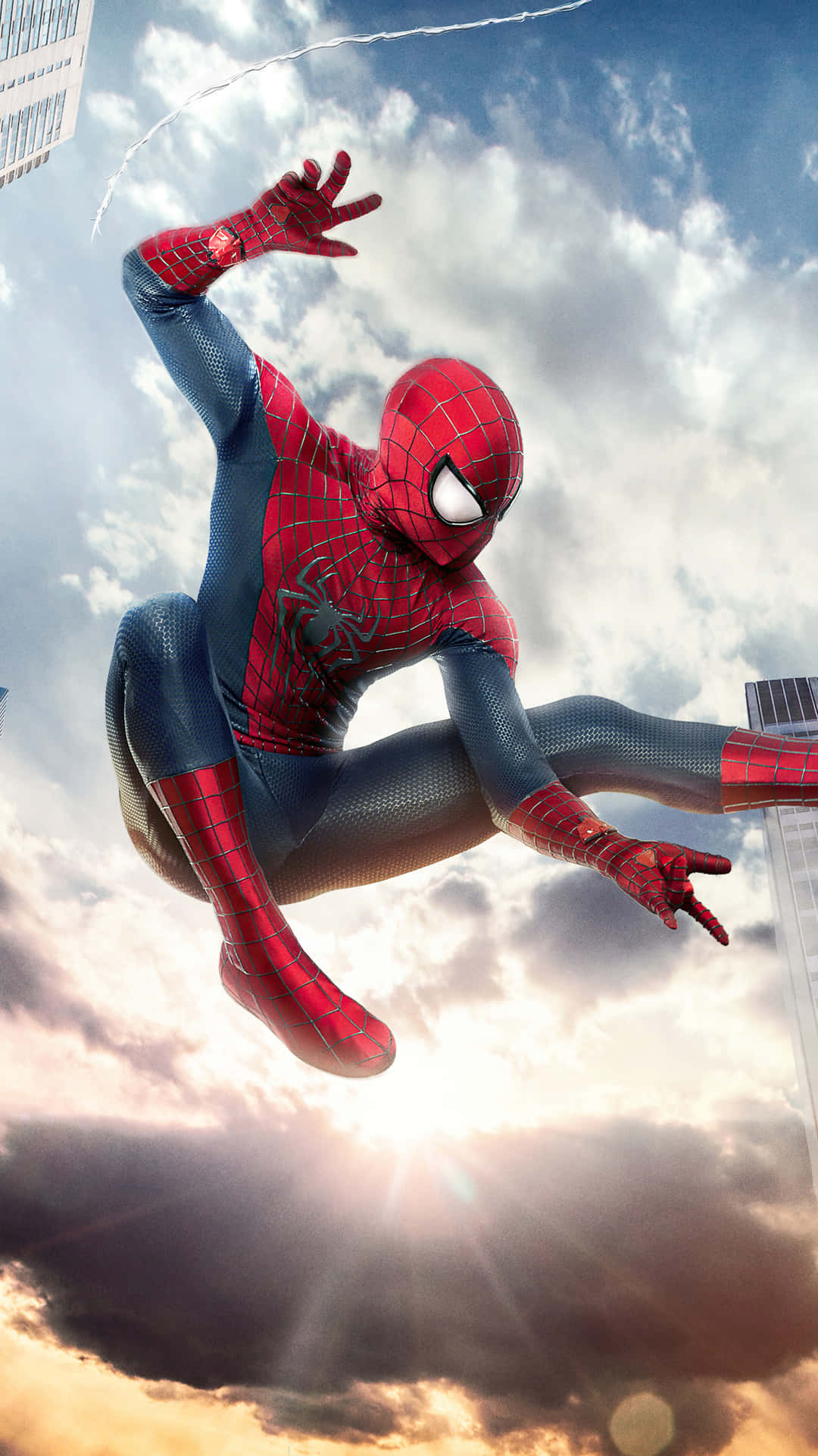 Amazing Spider Man iPhone 桌布 壁紙 — 蜘蛛人在戲劇性的日落天空下，陽光穿透雲層，動態地穿梭於城市天際線之間。
