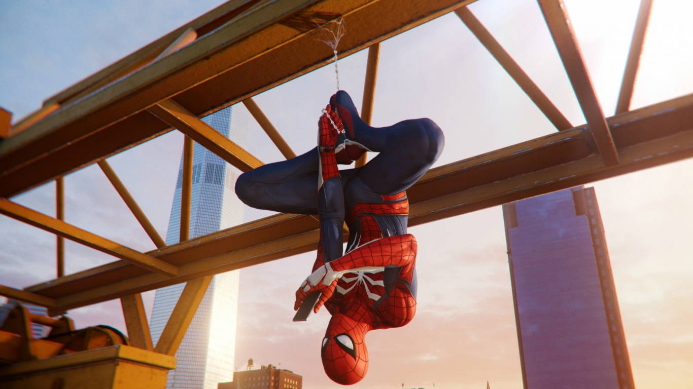 Spiderman 1366x768 桌布 壁紙 — 蜘蛛人在日落時分倒掛在建築橫樑上，背景是城市天際線。