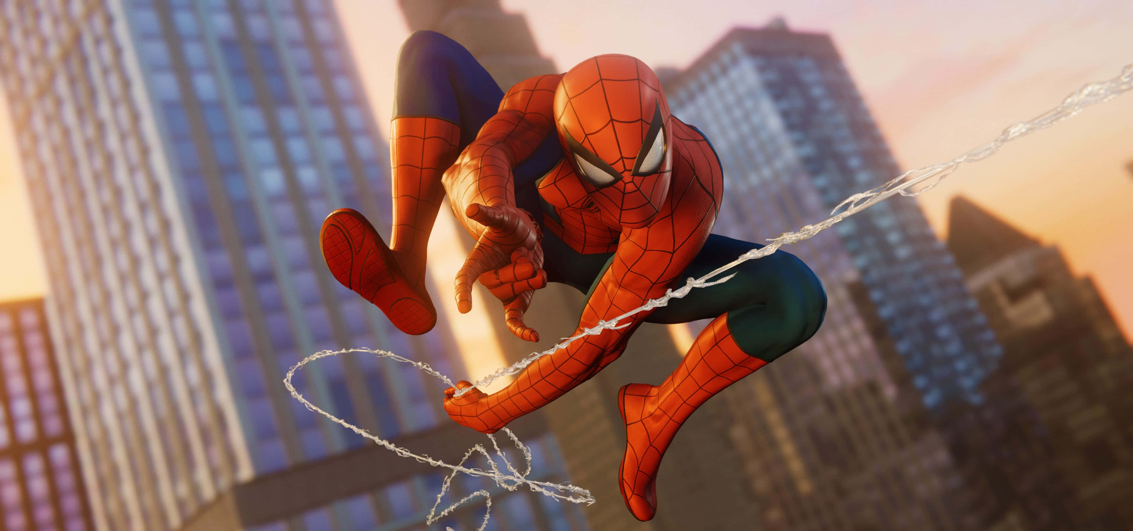 Spider-man Web Slinging 桌布 壁紙 — 蜘蛛人在日落時分穿梭於城市天際線，身後拖著蜘蛛絲，映襯著高聳的摩天大樓。