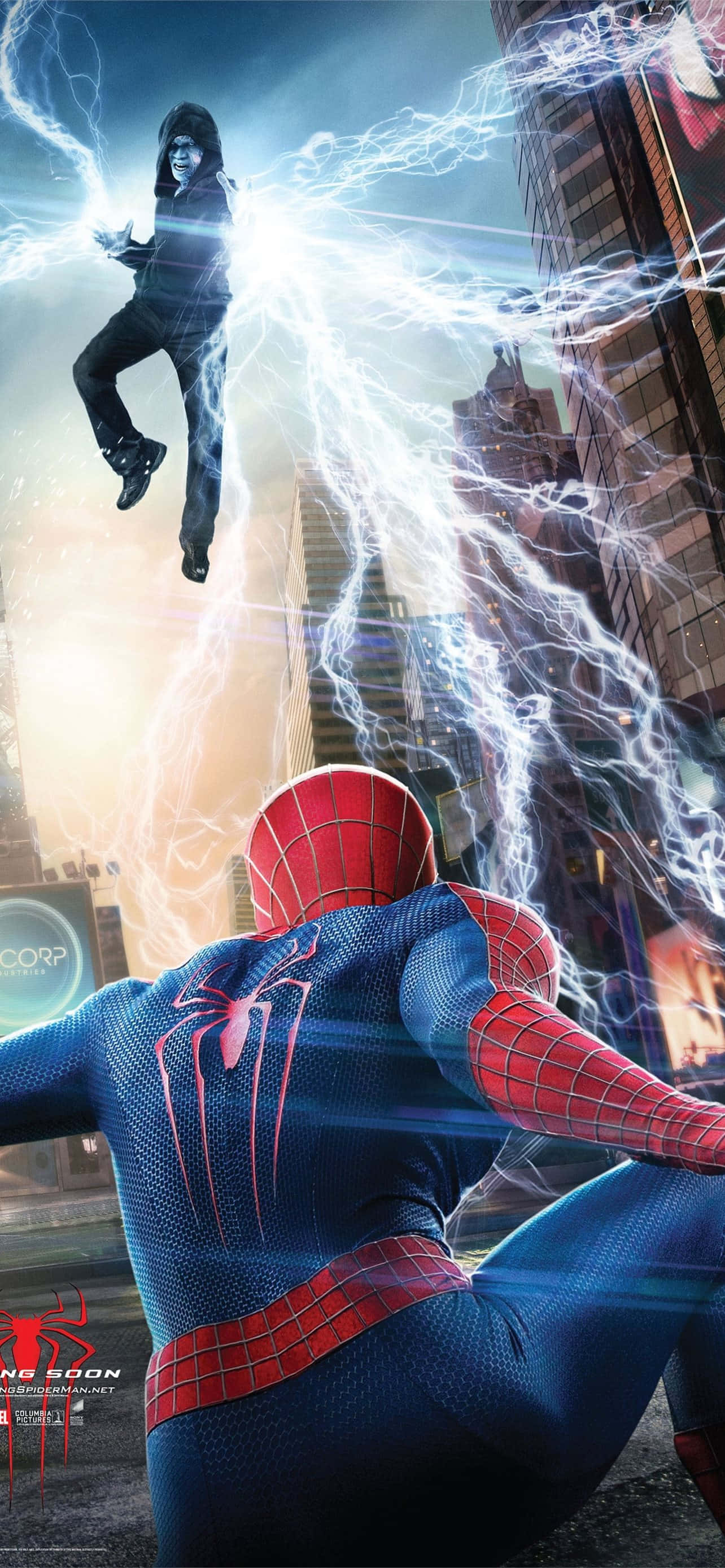 Amazing Spider Man iPhone 桌布 壁紙 — 蜘蛛人在日落時分面對一個發光的電系反派，他翱翔在城市天際之上。