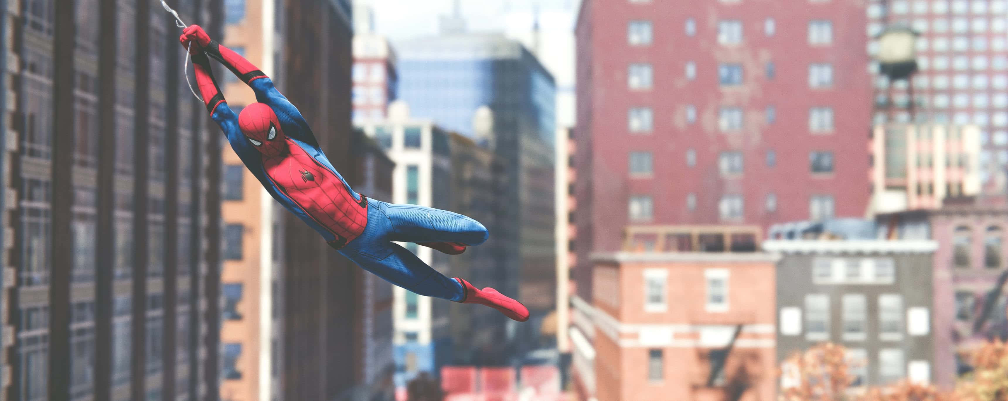 Spider-man Web Slinging 桌布 壁紙 — 蜘蛛人在明亮的天空下，在高樓大廈之間穿梭於城市景觀中。