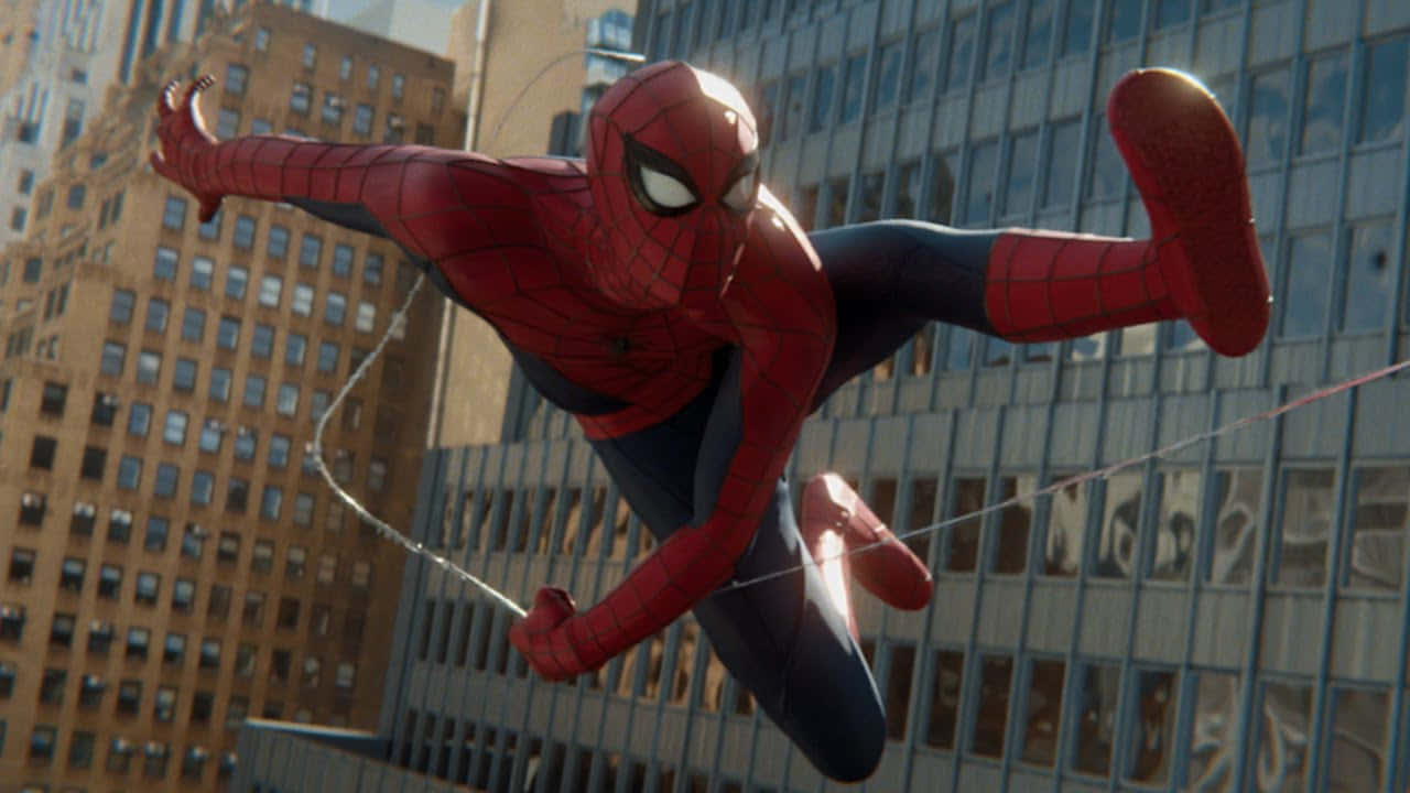 Spider-man Web Slinging 桌布 壁紙 — 蜘蛛人在明亮的日光下，在高聳的城市摩天大樓之間動態擺盪。
