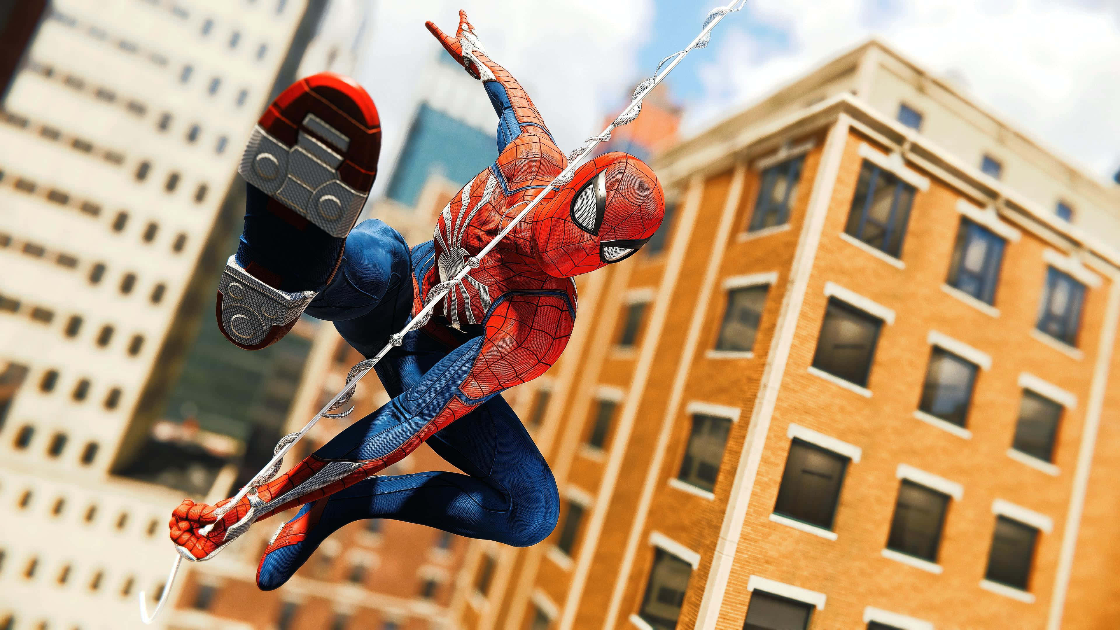Web-slinging 桌布 壁紙 — 蜘蛛人在明亮的白天天空下，在高聳的城市建築之間動態擺盪。