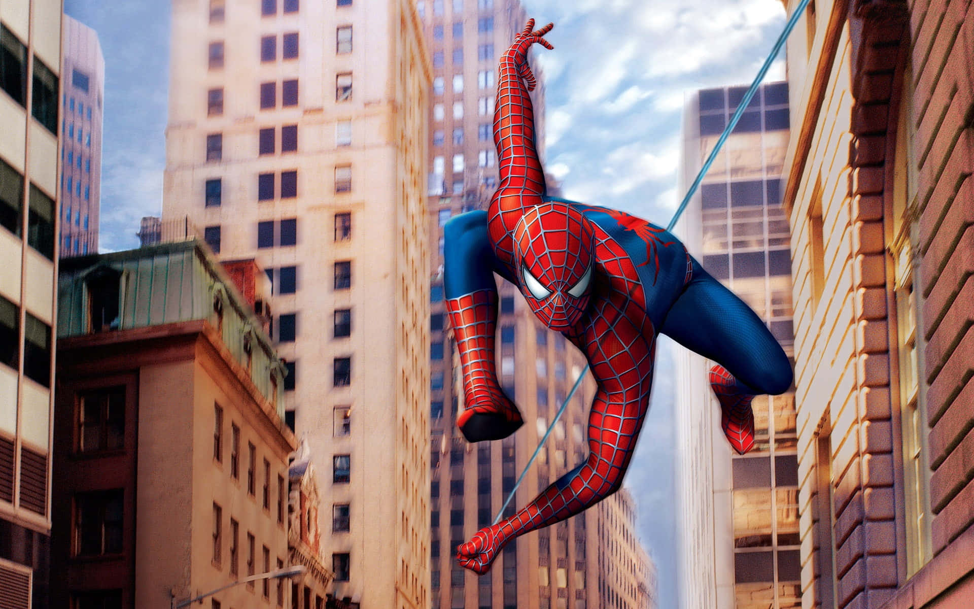 Spider-man Web Slinging 桌布 壁紙 — 蜘蛛人在明亮的藍天下，動態地穿梭於高聳的城市摩天大樓之間。
