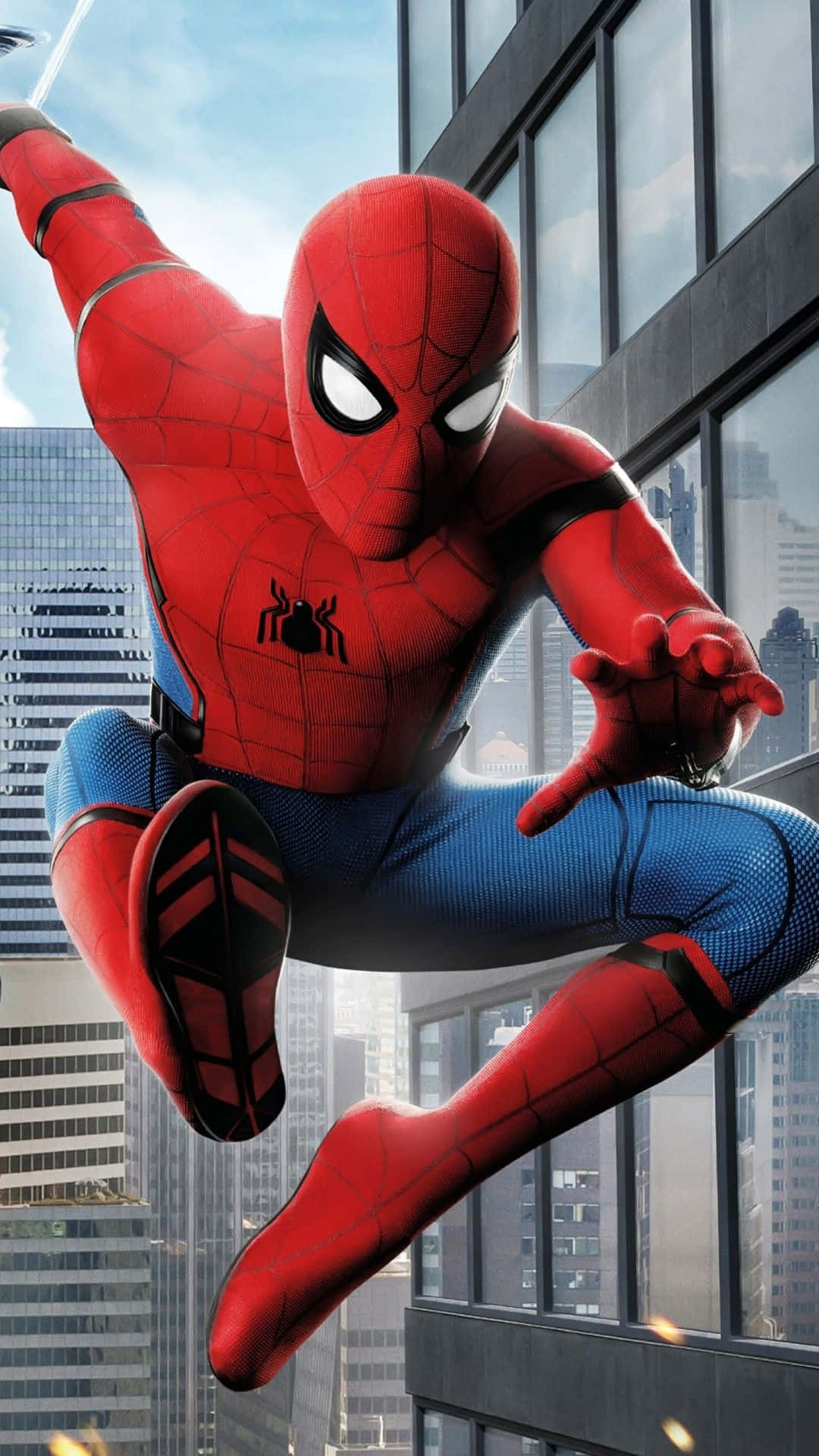 Spider Man Phone 桌布 壁紙 — 蜘蛛人在明亮的藍天下，在高聳的玻璃摩天大樓之間動態擺盪。