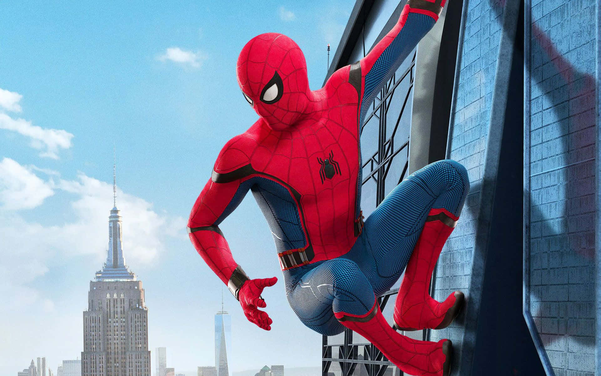 Best Spider Man 桌布 壁紙 — 蜘蛛人在明亮的藍天下攀爬摩天大樓，遠處可見帝國大廈。