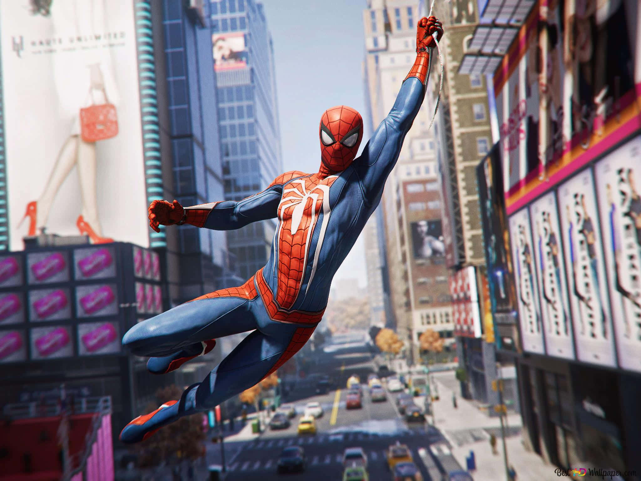 the amazing spider man 桌布 壁紙 — 蜘蛛人在晴朗的日光下，動態地穿梭於繁華的城市景觀中，高聳的摩天大樓和發光的廣告牌林立。