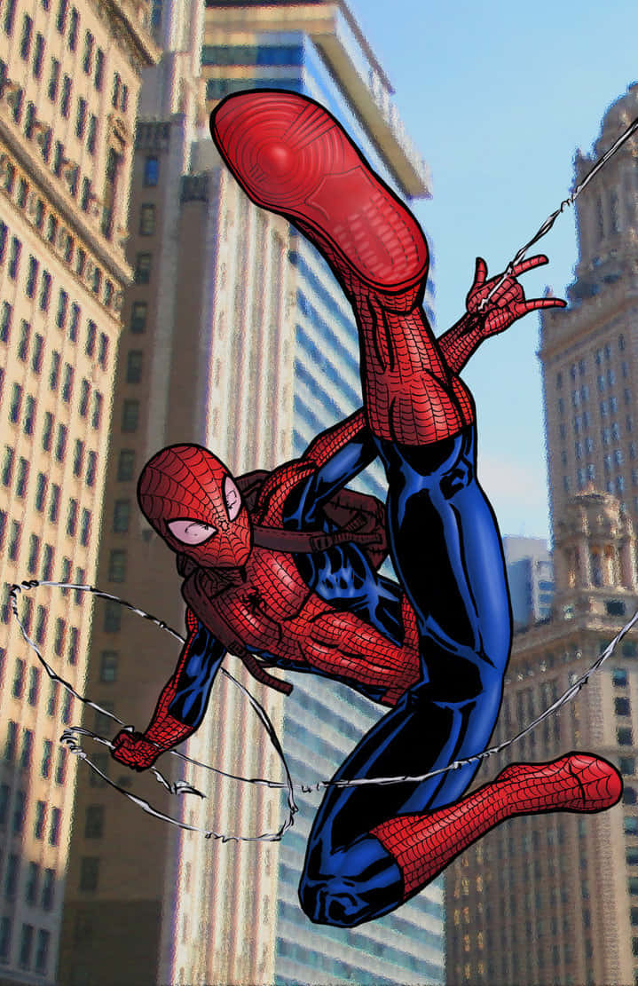 Web-slinging 桌布 壁紙 — 蜘蛛人在晴朗的藍天下，在摩天大樓之間動態擺盪。