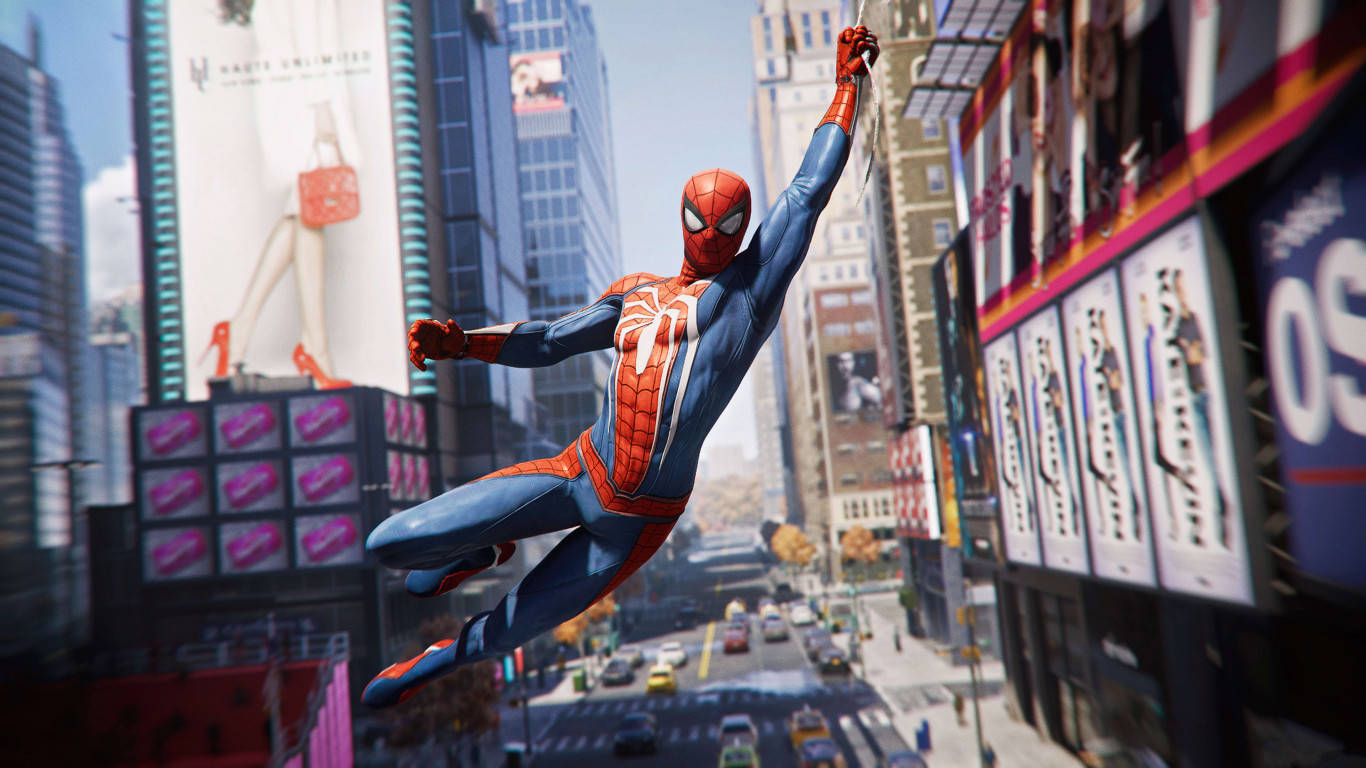 Spiderman 1366x768 桌布 壁紙 — 蜘蛛人在晴朗的藍天下，穿梭於高聳的摩天大樓和閃爍的廣告牌之間，飛越繁華的城市景觀。