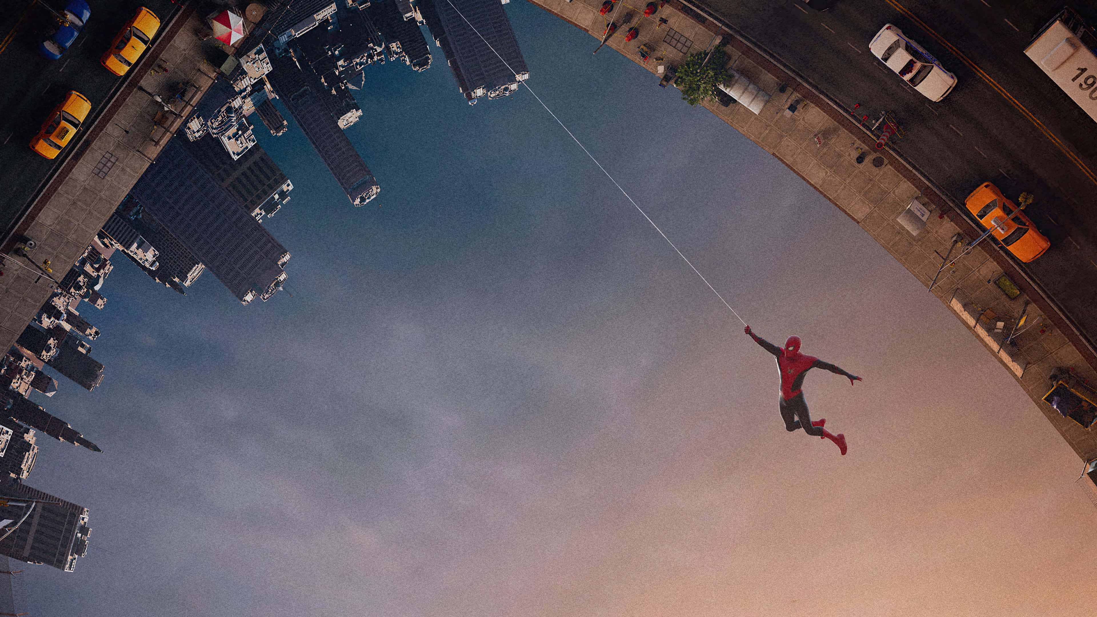 Spider-man Web Slinging 桌布 壁紙 — 蜘蛛人在暮色天空下穿過城市景觀，下方有摩天大樓和黃色計程車。
