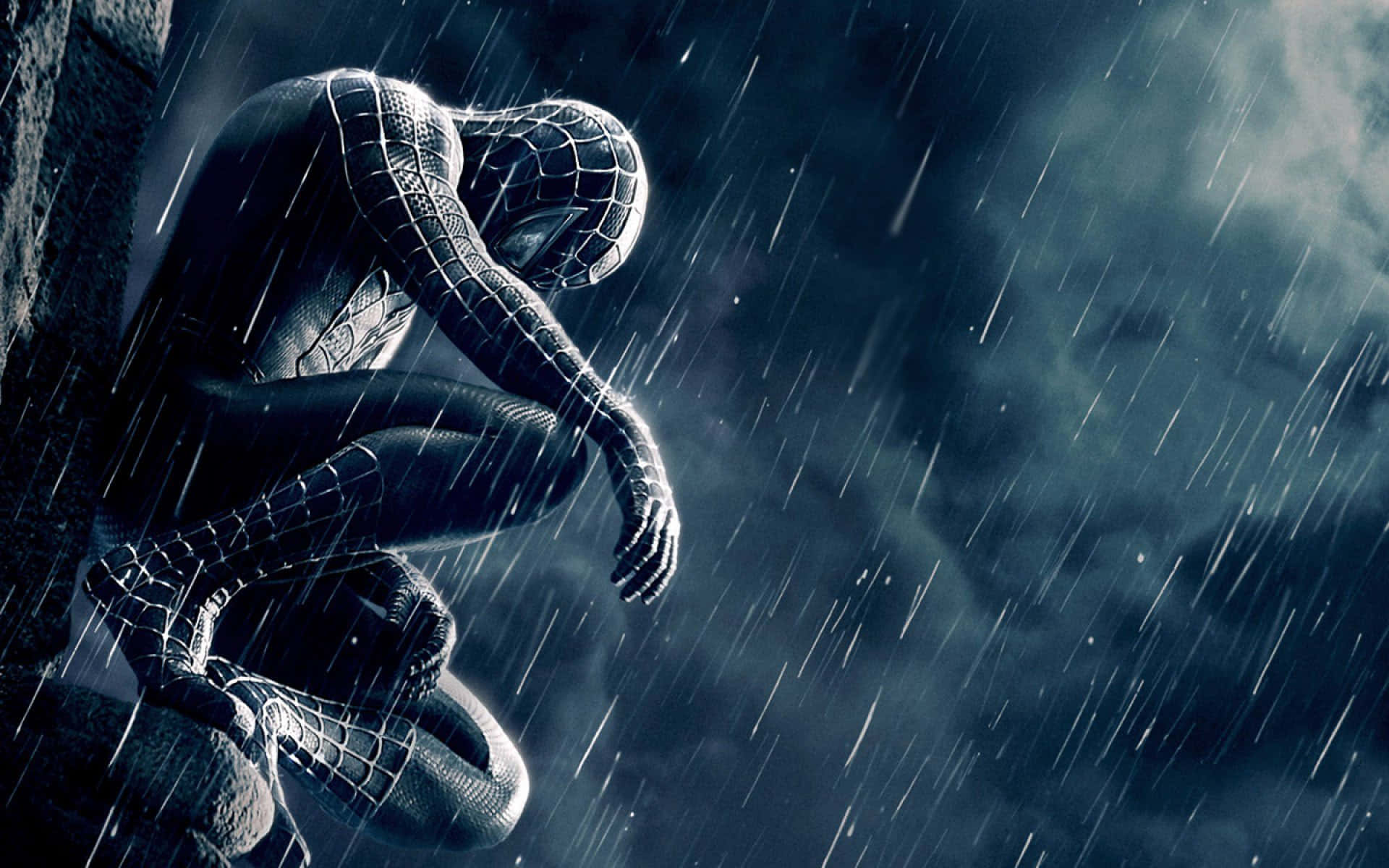 Spider Man 3 桌布 壁紙 — 蜘蛛人在暴風雨的天空下，蹲在黑暗的石牆旁淋雨。