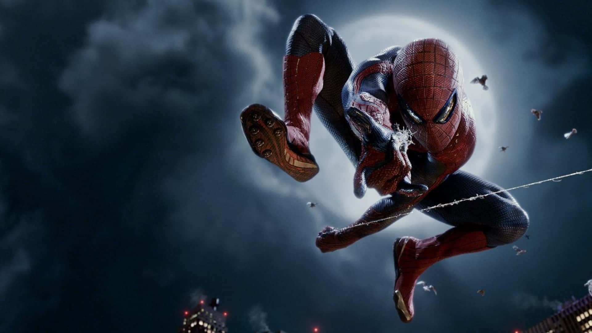 Spider-man Web Slinging 桌布 壁紙 — 蜘蛛人在月光映照的天空下動態擺盪，下方城市燈火闌珊，鳥兒在他周圍飛翔。