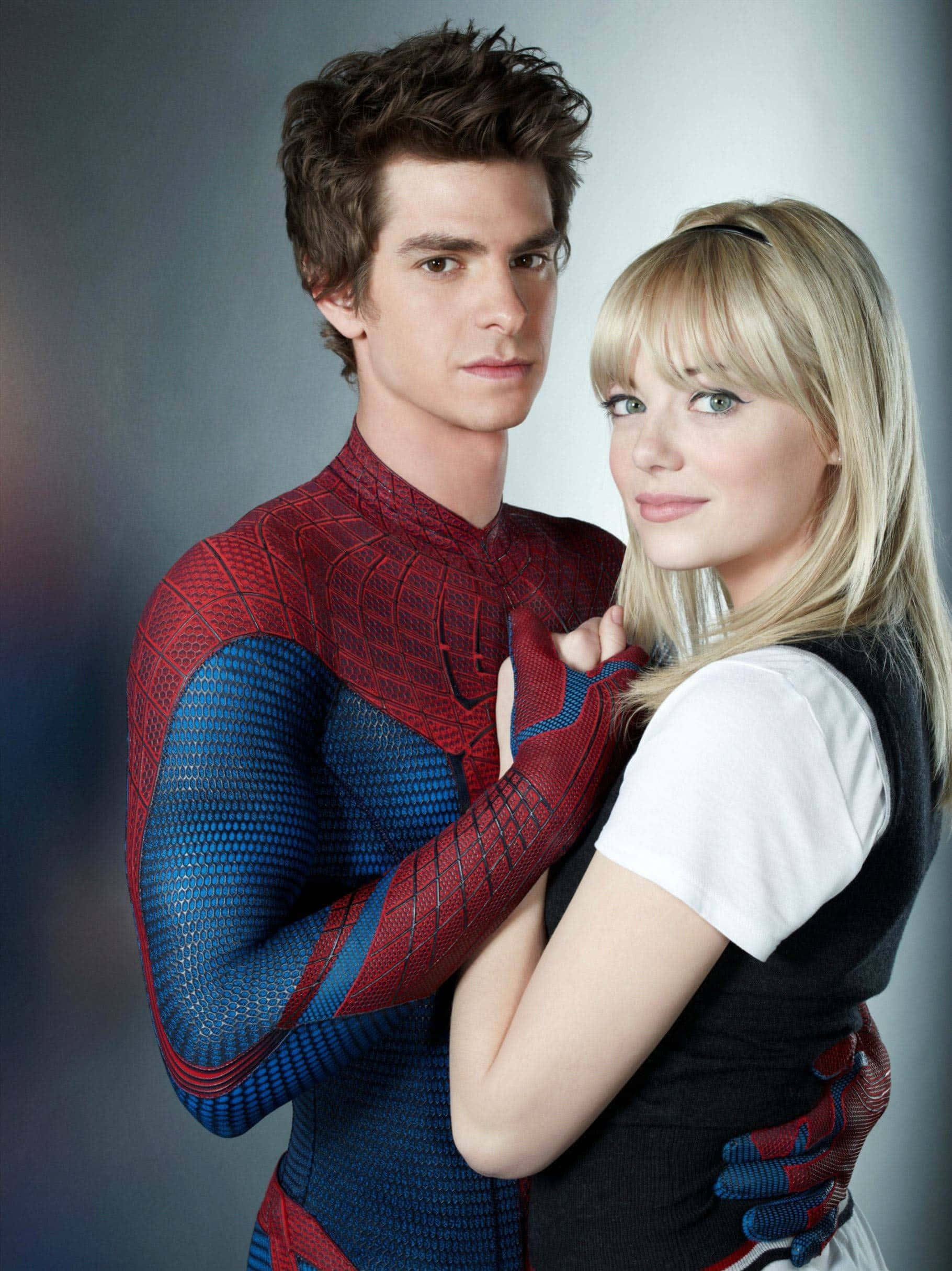 Gwen Stacy 桌布 壁紙 — 蜘蛛人在柔和燈光及漸變灰色背景的工作室肖像中擁抱關·史黛西。