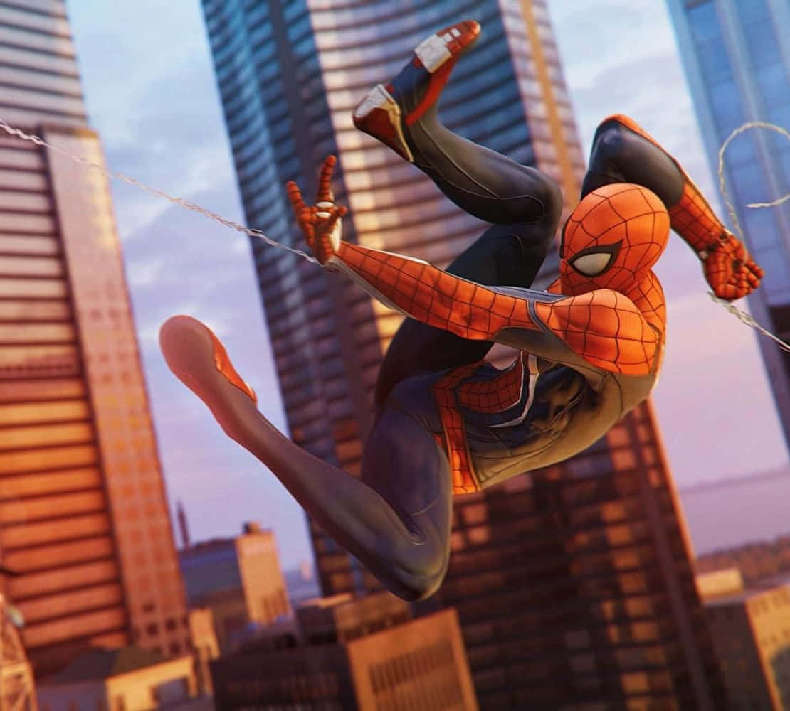 Web-slinging 桌布 壁紙 — 蜘蛛人在溫暖的日落天空背景下，動態地穿梭於高聳的摩天大樓之間。