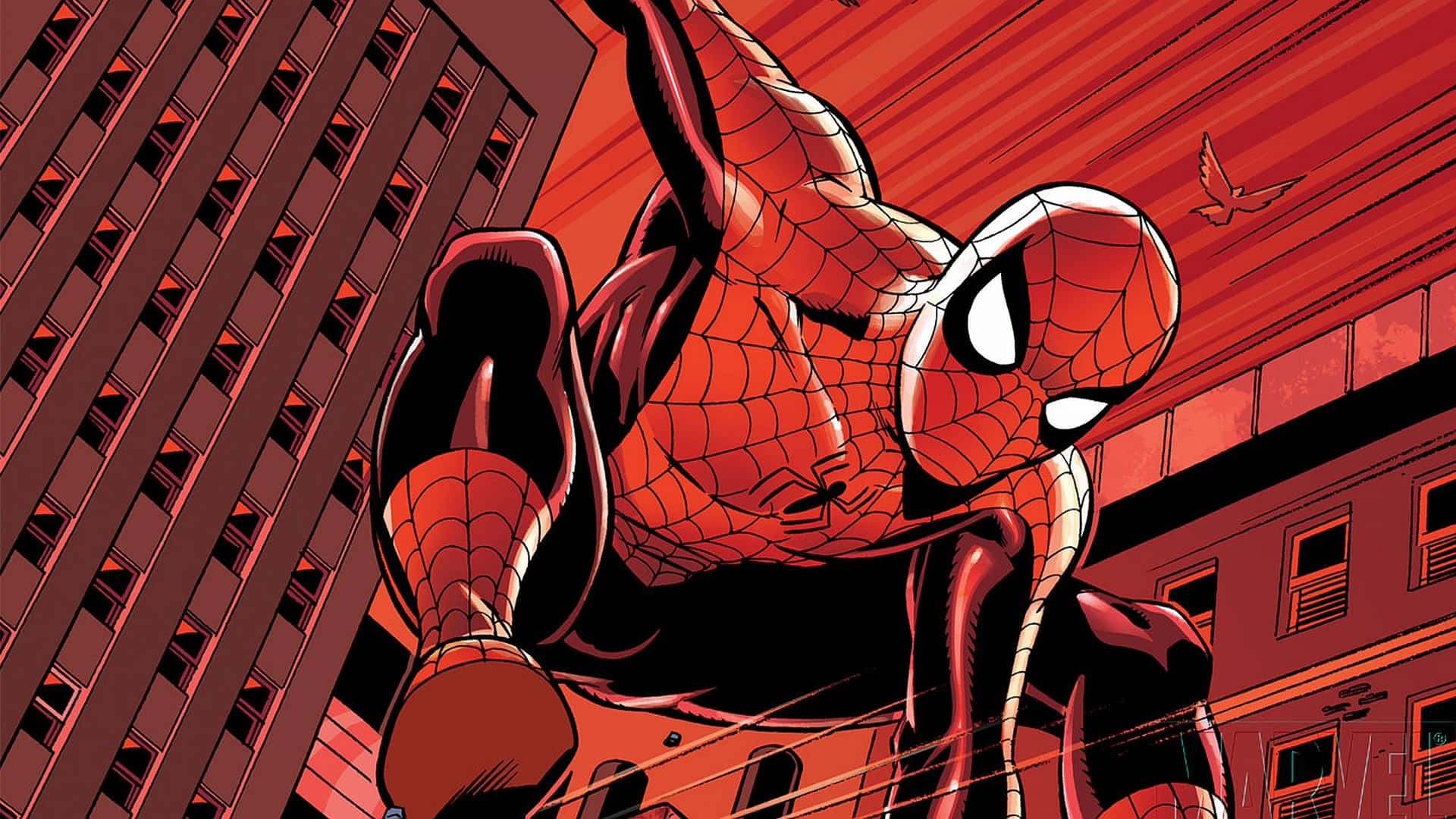 Spider Man Comic 桌布 壁紙 — 蜘蛛人在紅色調的城市景觀中，在高聳的建築物之間動態擺盪。