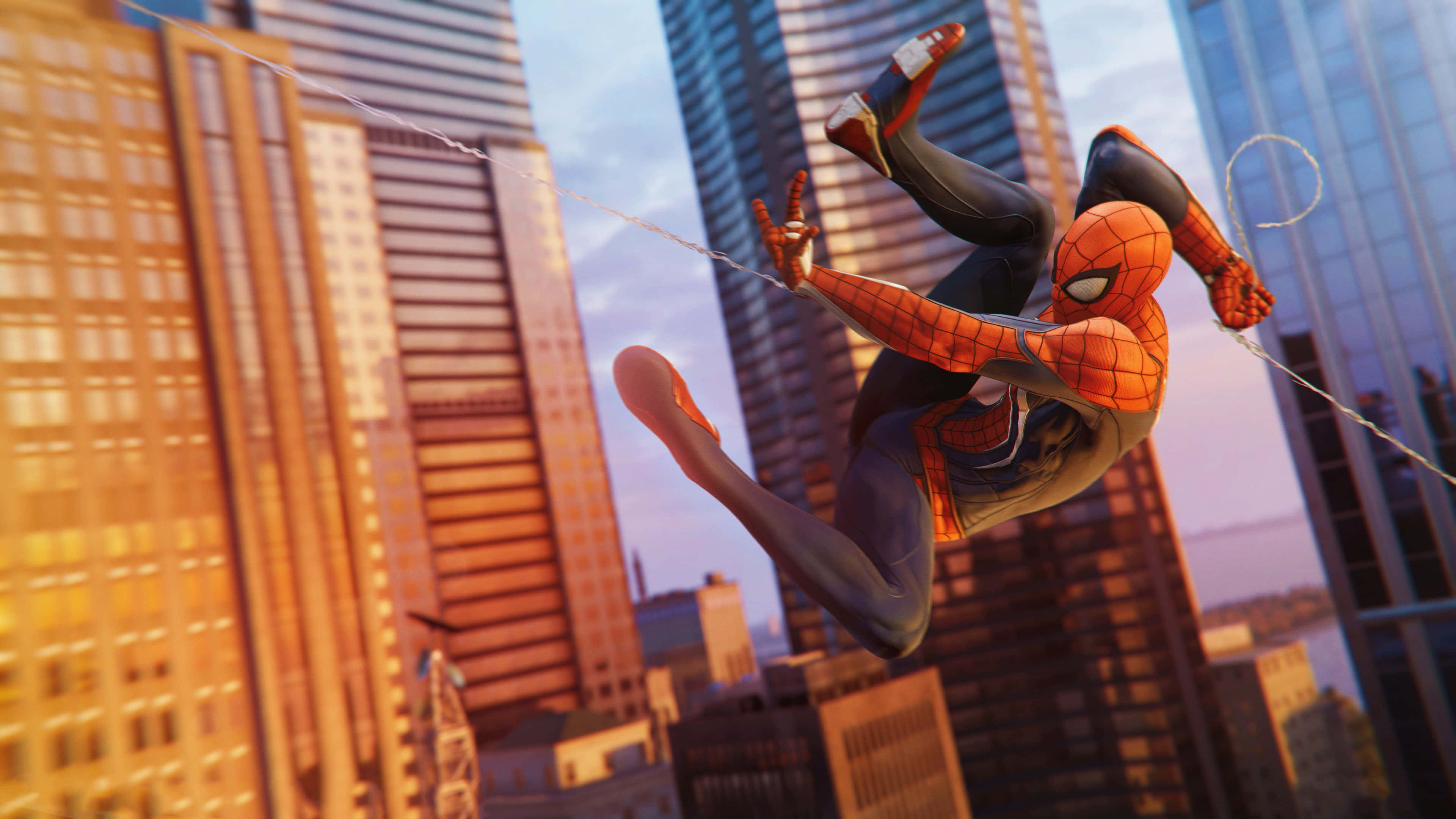 Spider-man Web Slinging 桌布 壁紙 — 蜘蛛人在繁華的城市景觀中，於金色日落時分在摩天大樓之間動態擺盪。