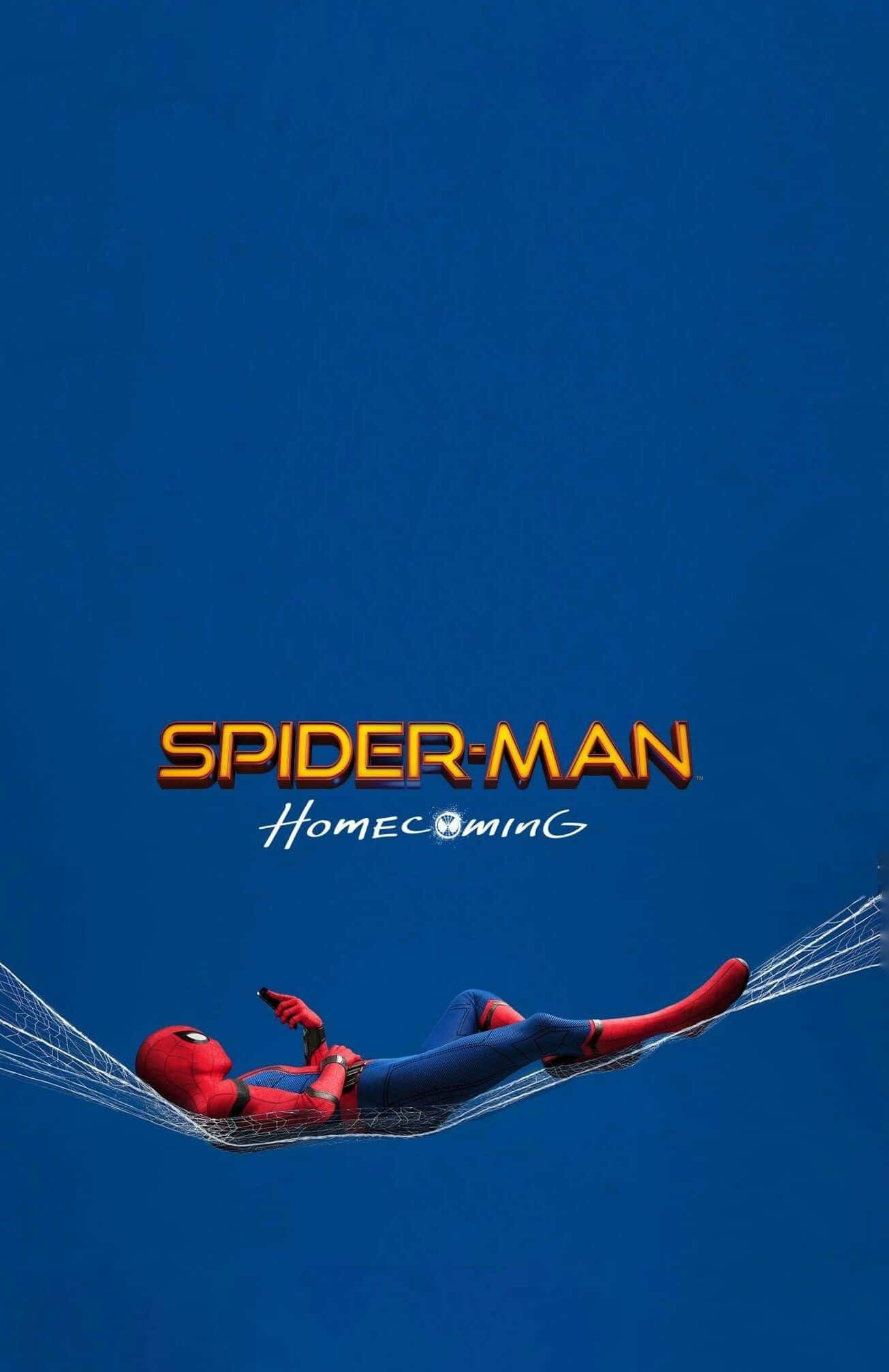 Spider Man Phone 桌布 壁紙 — 蜘蛛人在蜘蛛網吊床上休息，背景是純藍天空，下方有電影標題文字。