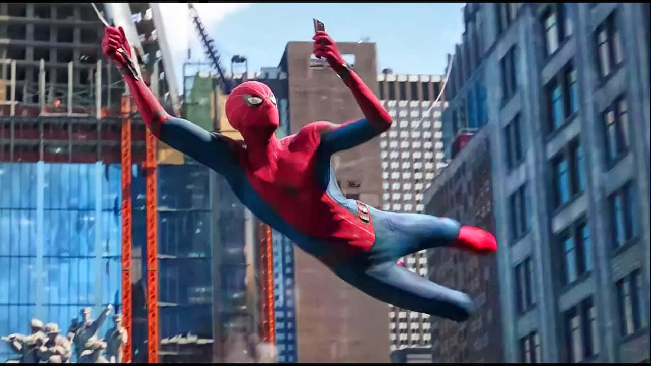 Spider-man Web Slinging 桌布 壁紙 — 蜘蛛人在陽光明媚的城市景觀中，在高聳的摩天大樓和建築工地之間擺盪。