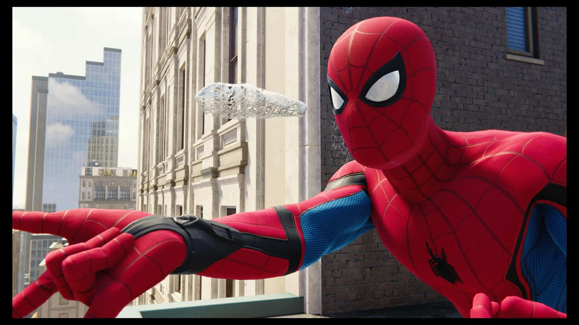 Spider-man Web Shooter 桌布 壁紙 — 蜘蛛人在陽光明媚的城市景觀中擺盪，背景有摩天大樓和磚造建築。