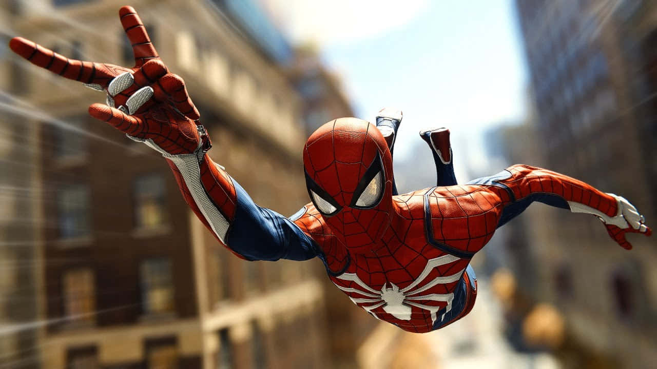Spider-man Web Slinging 桌布 壁紙 — 蜘蛛人在陽光普照的城市景觀中擺盪，戴著手套的手比出和平手勢。
